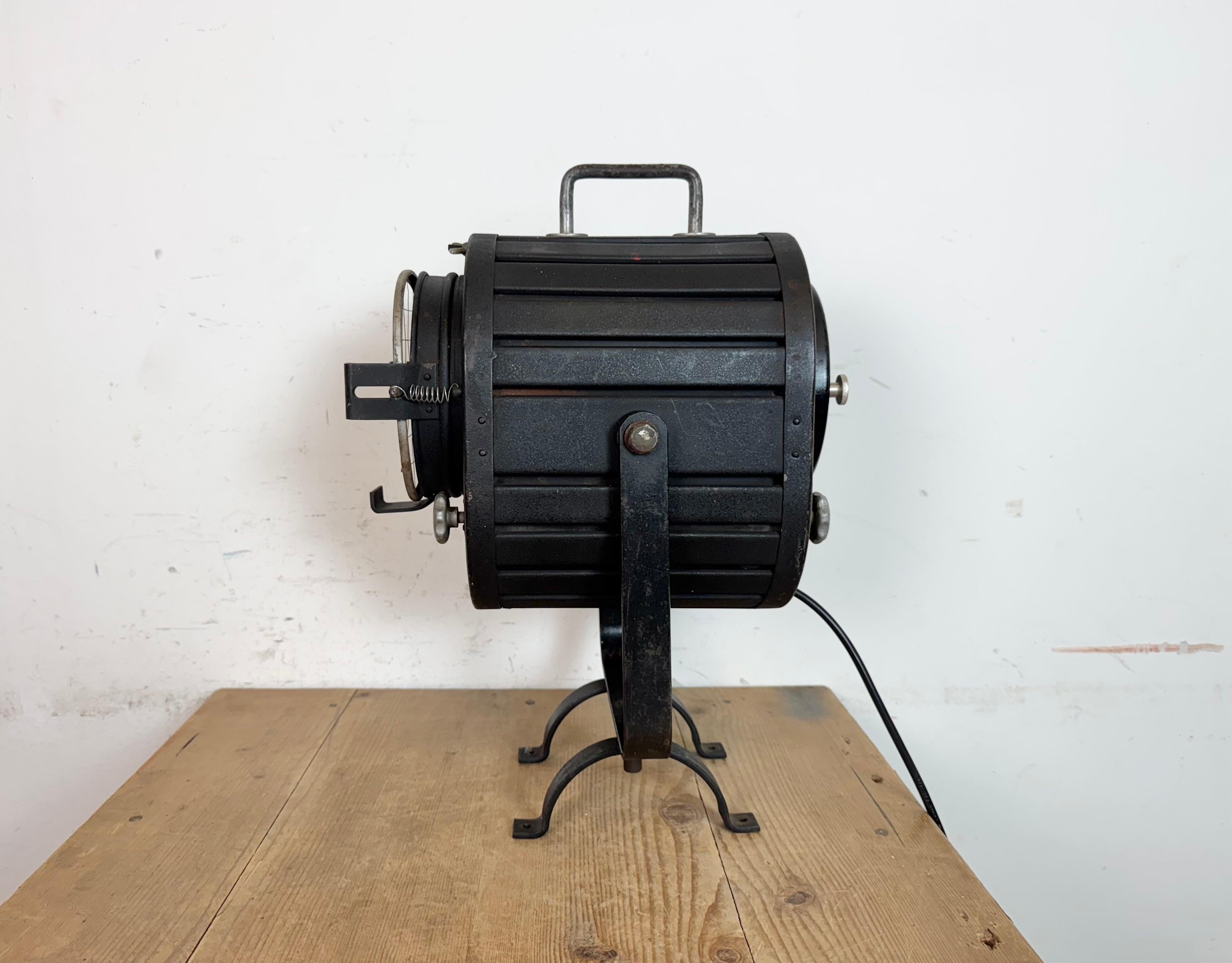 - Projecteur de théâtre vintage fabriqué dans l'ancienne Tchécoslovaquie au cours des années 1960. 
- Il est doté d'un corps en métal noir et d'un couvercle en verre.
- Angle réglable
- La douille en porcelaine est compatible avec les ampoules