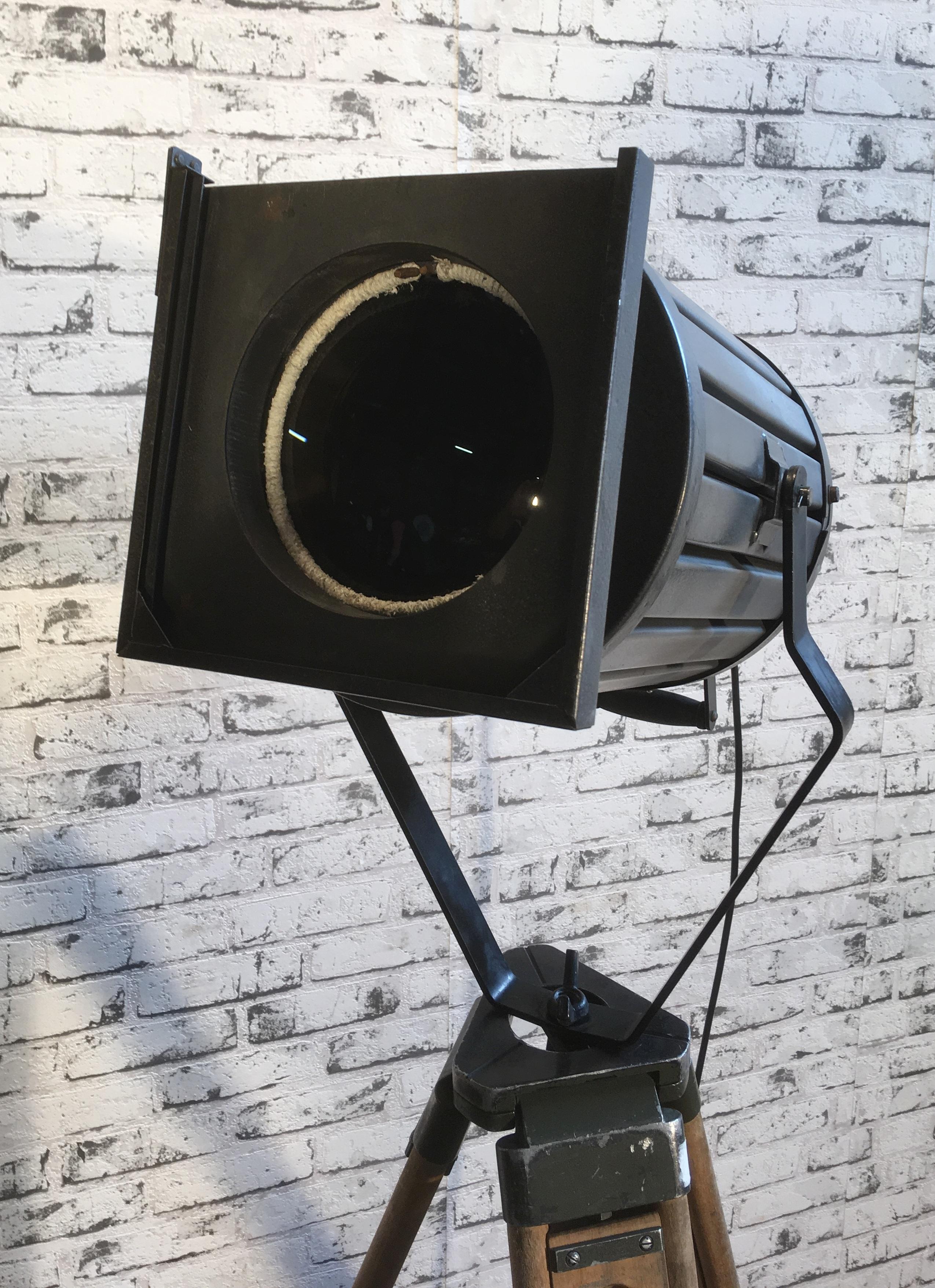 Lámpara trípode de teatro negra vintage, años 60 Industrial en venta