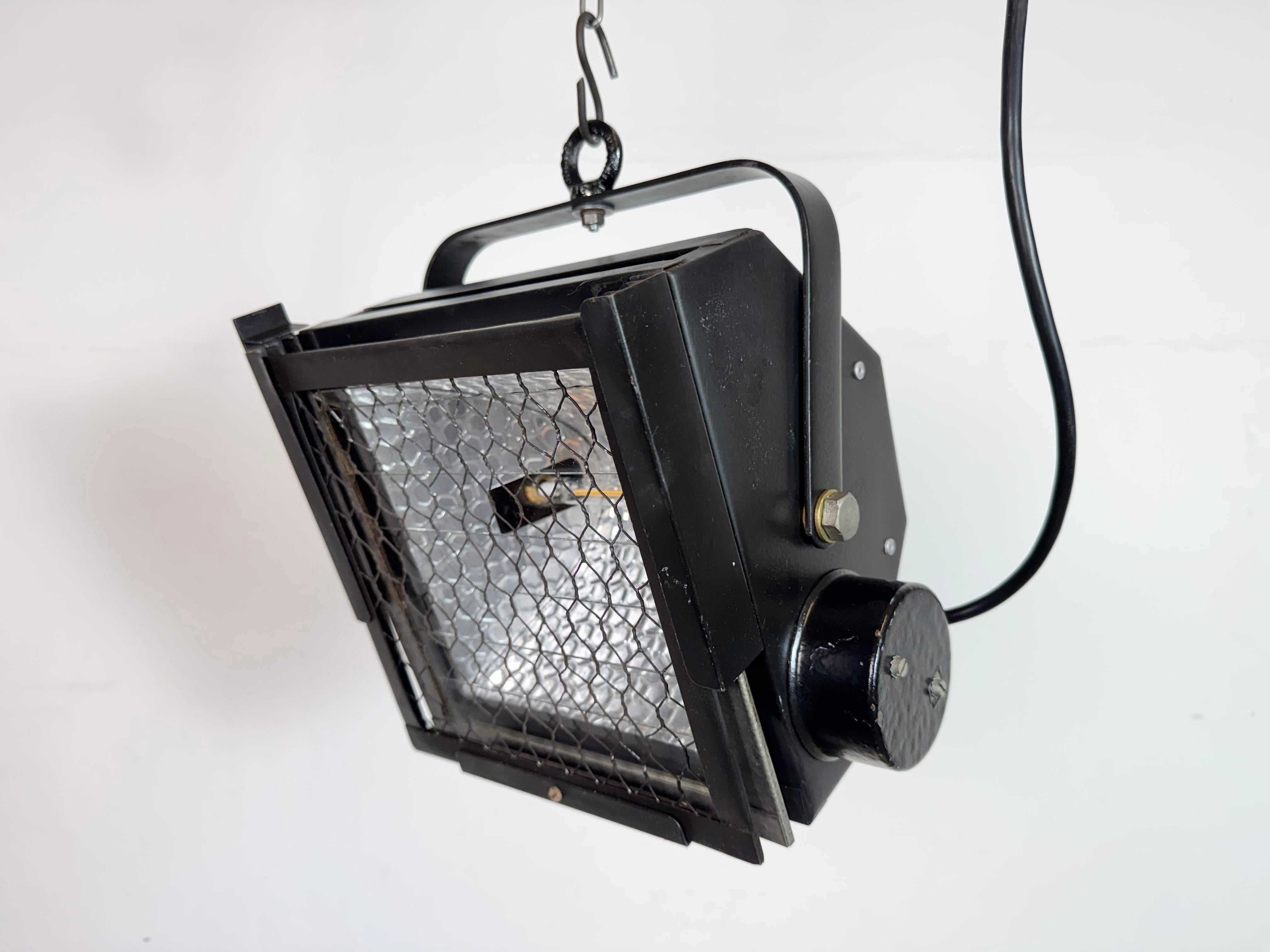 - Faretto teatrale vintage prodotto in Repubblica Ceca negli anni '90
- Presenta un corpo in metallo nero, un coperchio in vetro e una griglia in ferro.
- Il faretto necessita di una lampadina alogena
- Nuovo filo
- Il peso del faretto è di 2,8 kg