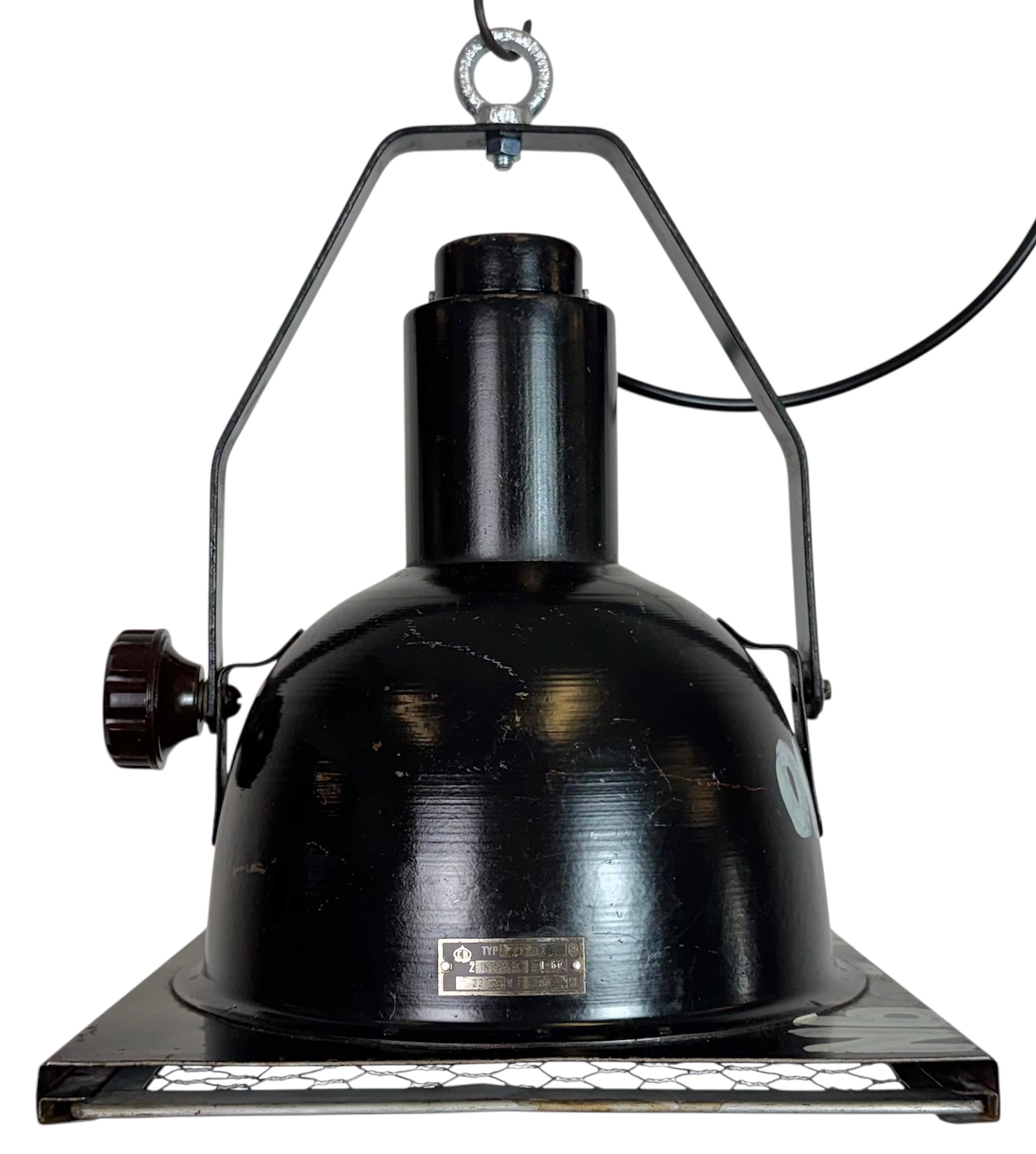 - Spot de théâtre vintage fabriqué par EB dans l'ancienne Tchécoslovaquie au cours des années 1950. 
- Il se compose d'un corps en métal noir, d'un intérieur argenté et d'une grille en fer.
- Angle réglable
- La douille en porcelaine est compatible