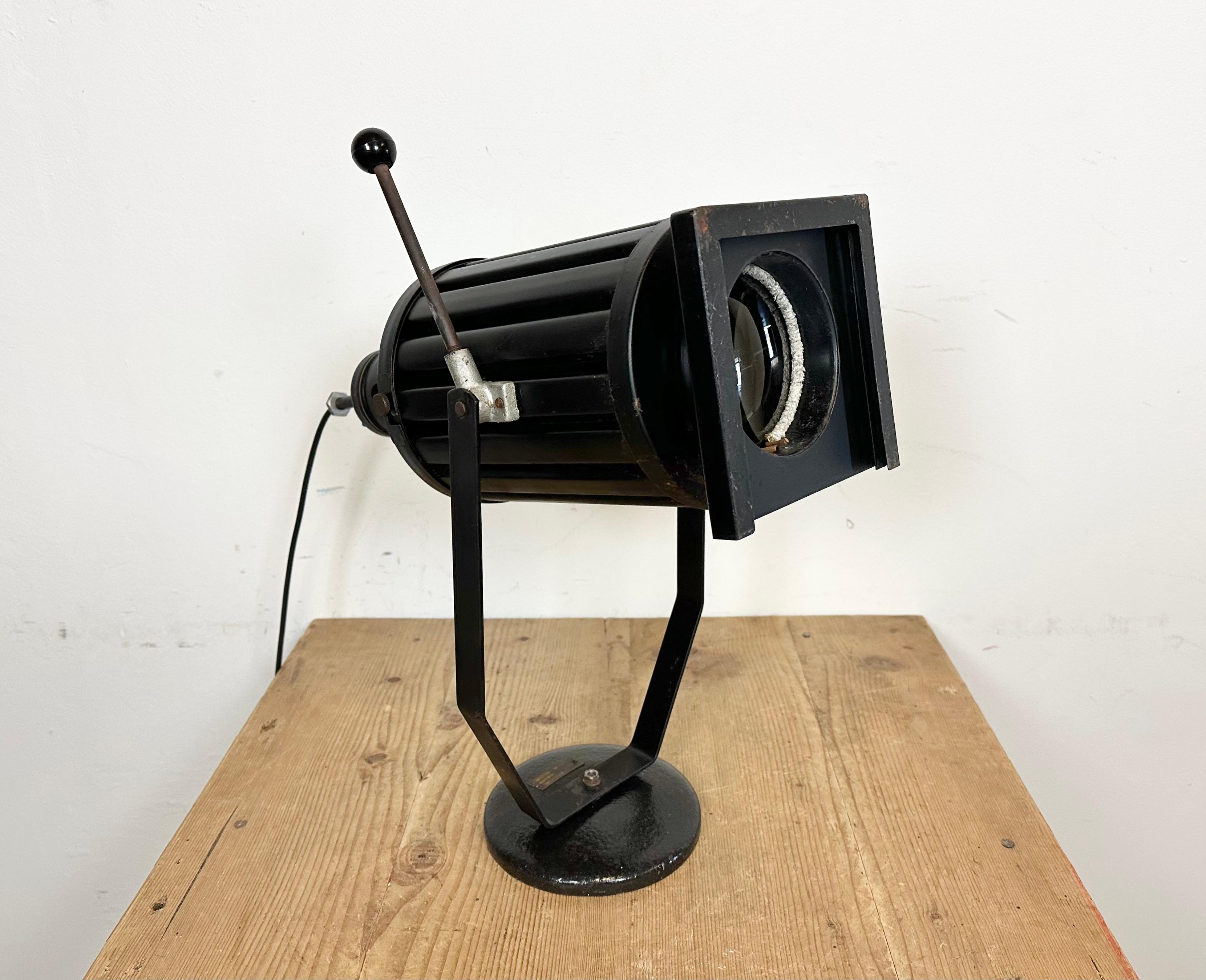 Lámpara de sobremesa vintage con foco de teatro negro, años 60 en venta 4
