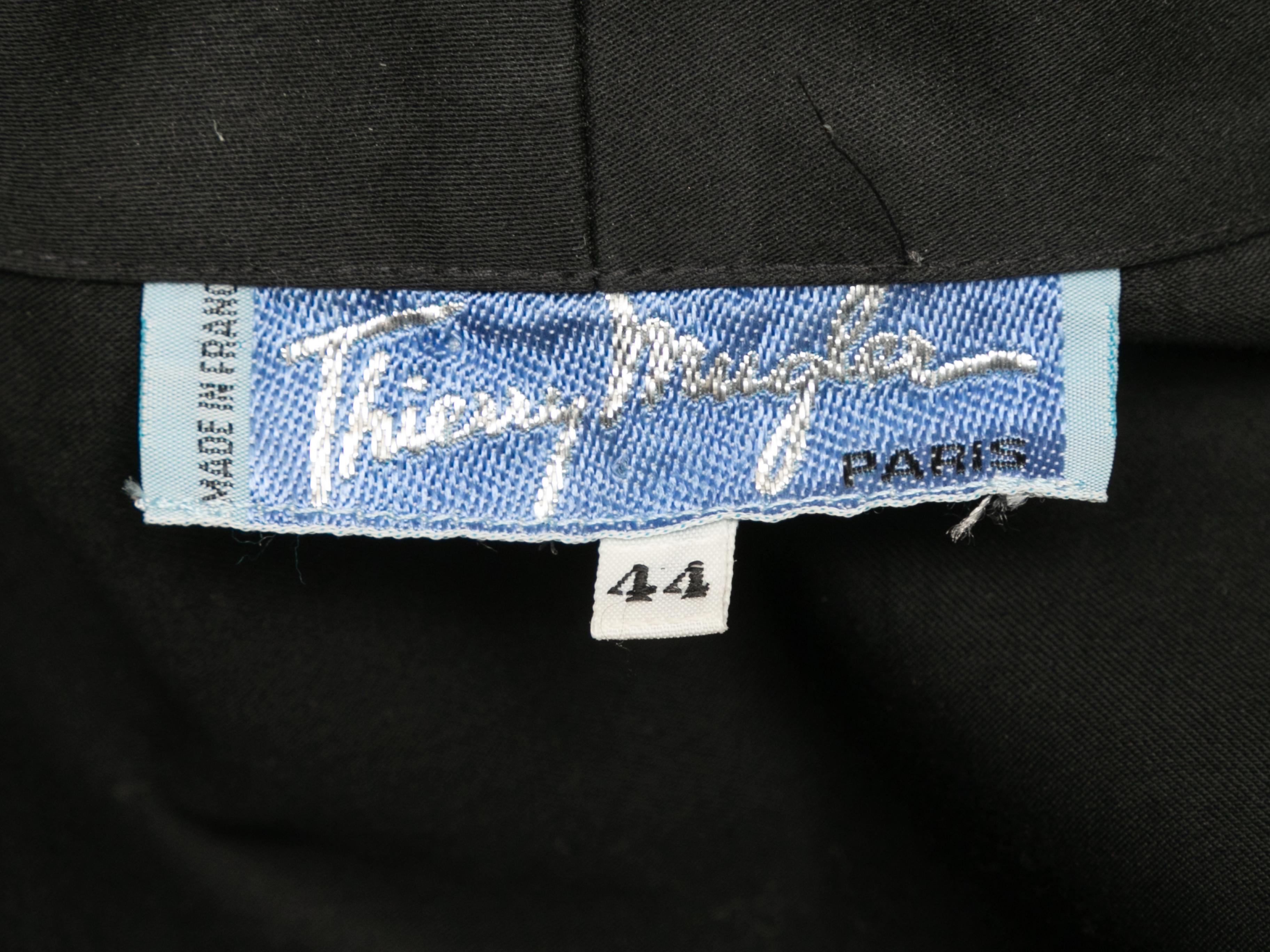Schwarzes, langärmeliges Kleid mit Knopfleiste von Thierry Mugler. V-Ausschnitt. Schößchen in der Taille. Knopfverschlüsse vorne. 40