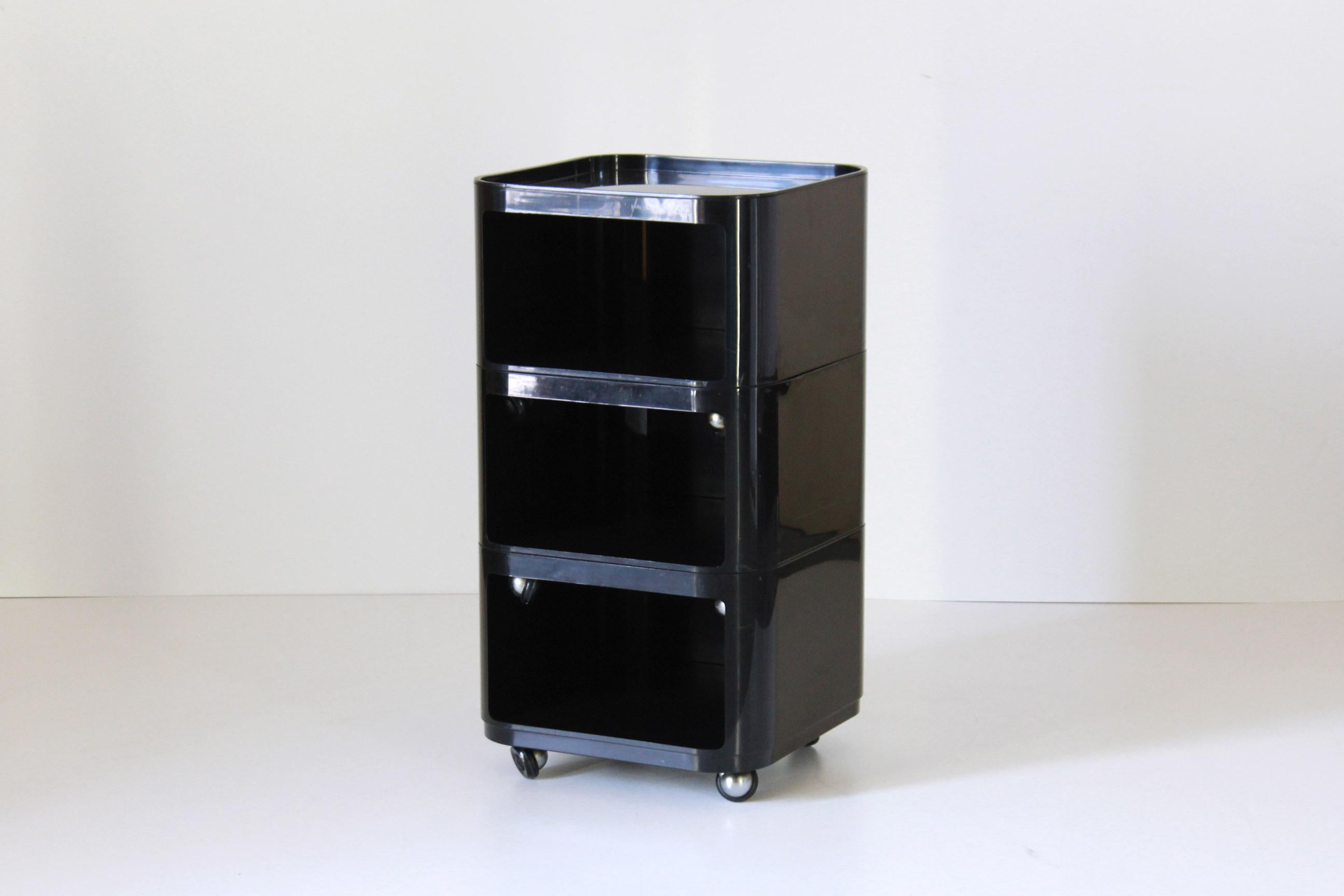 Modular trolley in black plastic with three sections, design Anna Castelli for Kartell, Pure iconic Italian modern design from the 1970s. In very good conditions with only few signs of time.