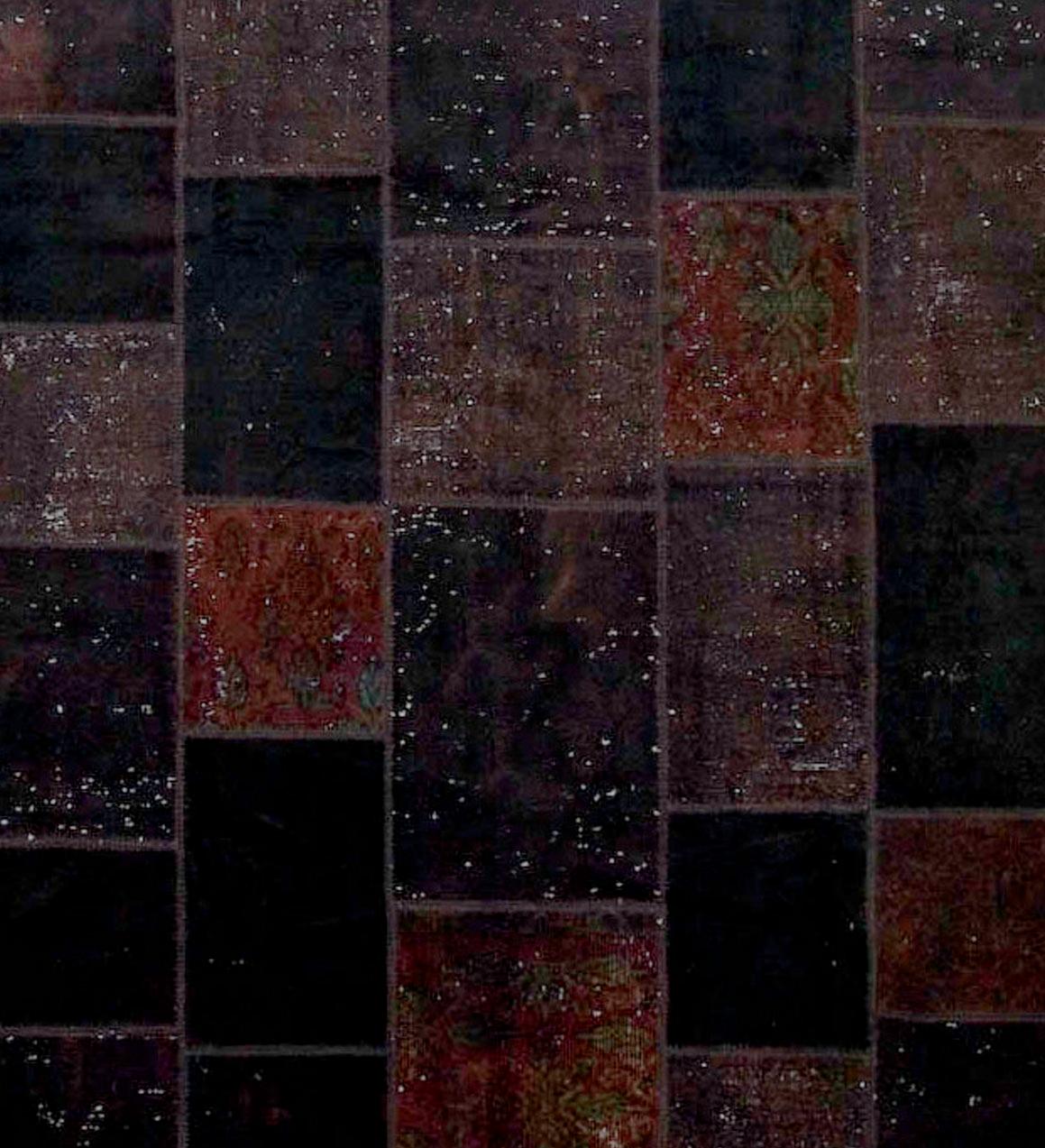 6'5 x 8'9. Il s'agit d'un bel exemple de tapis en patchwork surteint. Ces tapis témoignent d'un processus que l'on peut décrire comme 