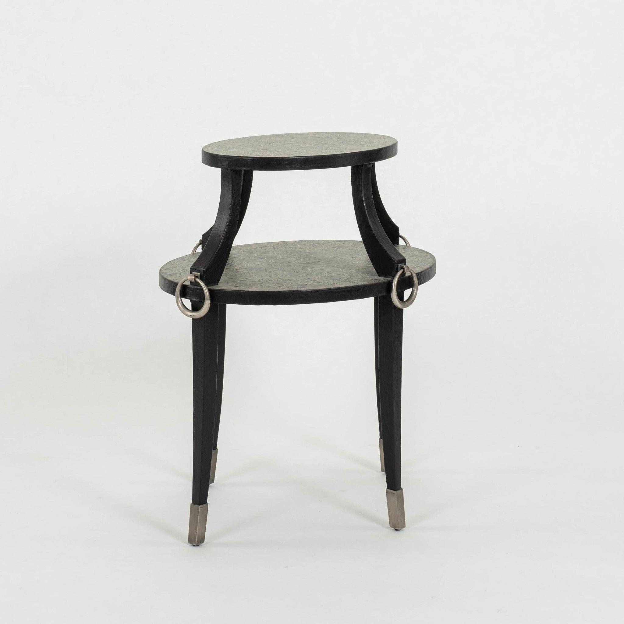 Table d'appoint à 2 étages en cuir, composée de bois ébonisé, de plateaux en cuir à motifs de lignes de contour, d'anneaux et de sabots en argent.