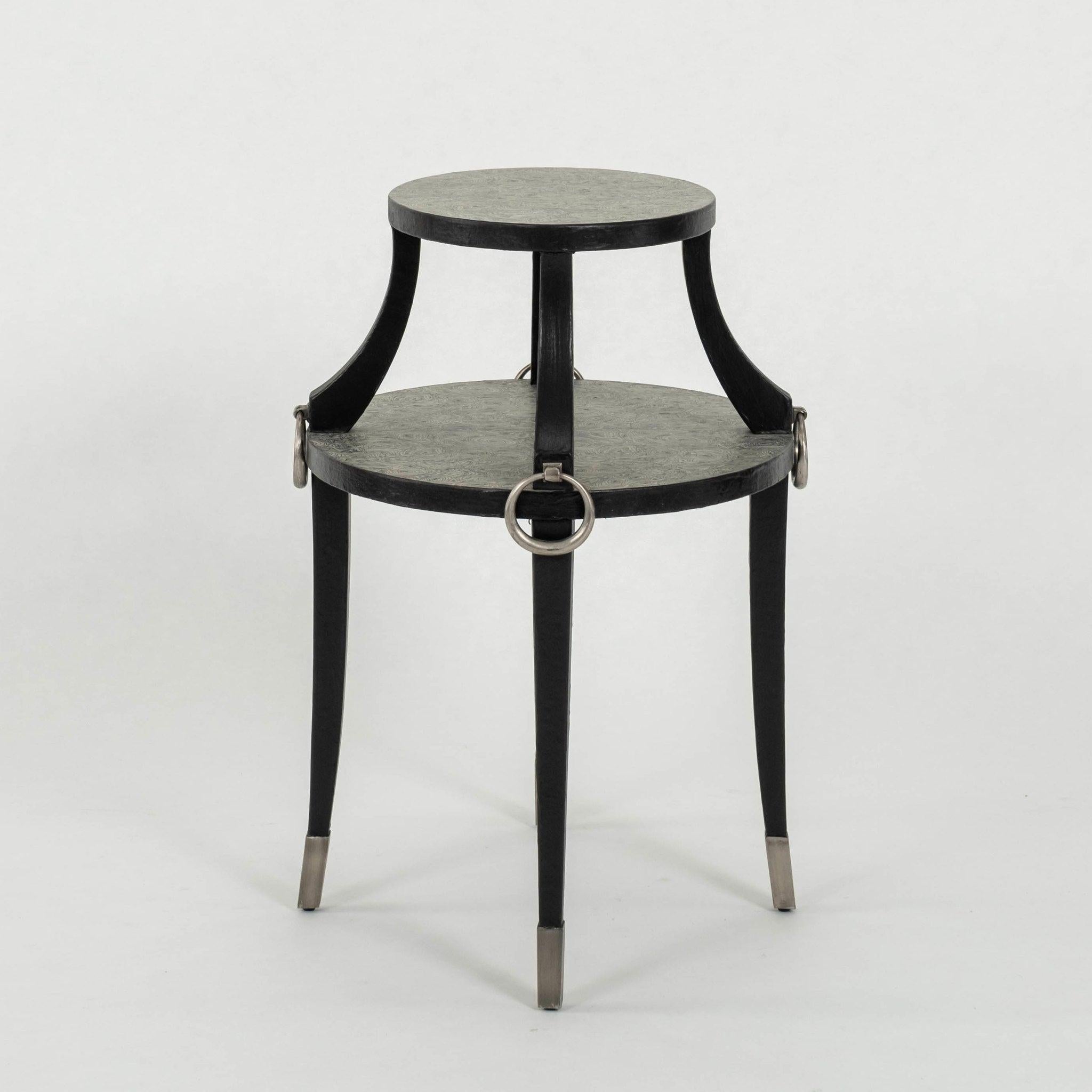 Peint Table d'appoint vintage noire à deux niveaux en cuir en vente