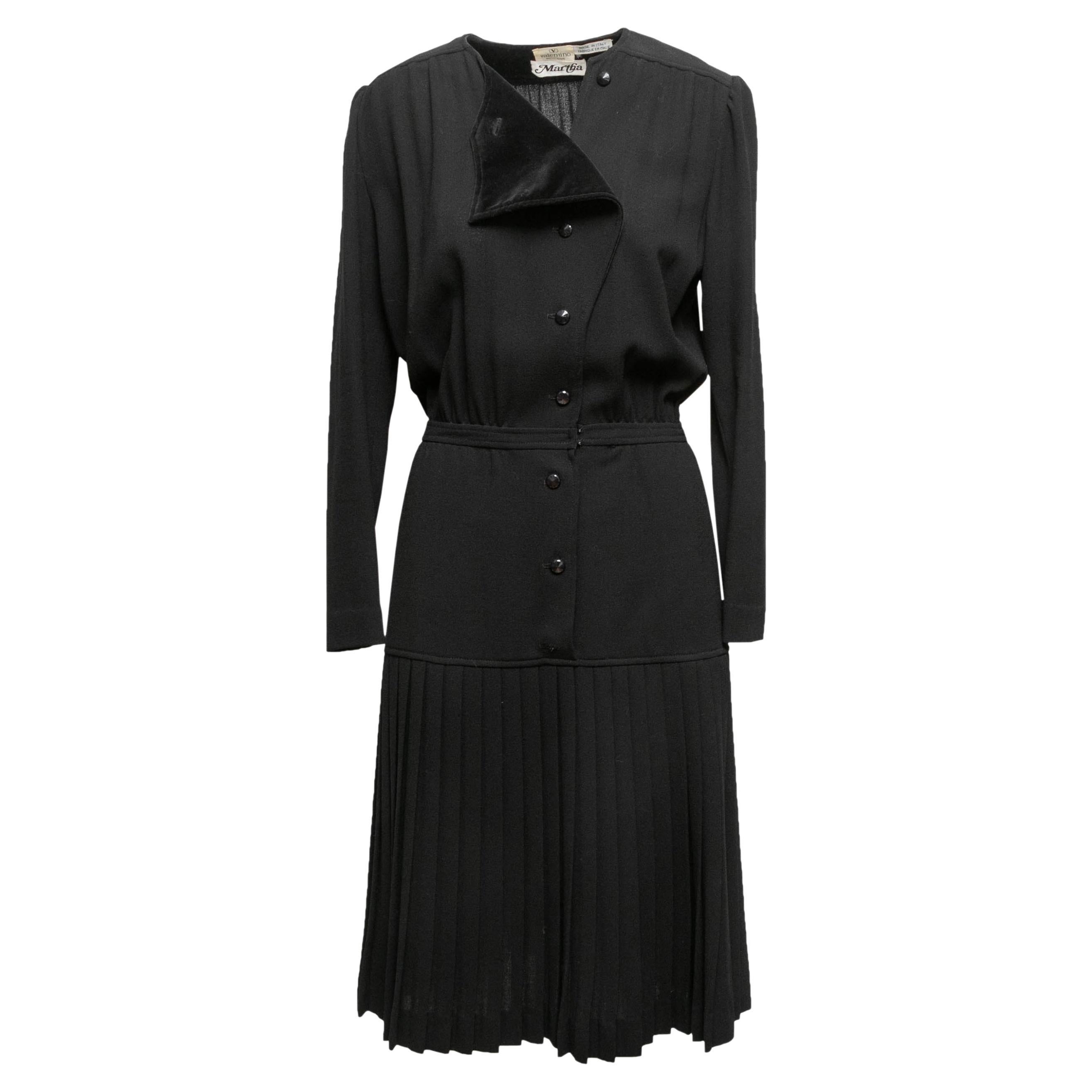 Robe vintage plissée noire Valentino Boutique Taille US M en vente