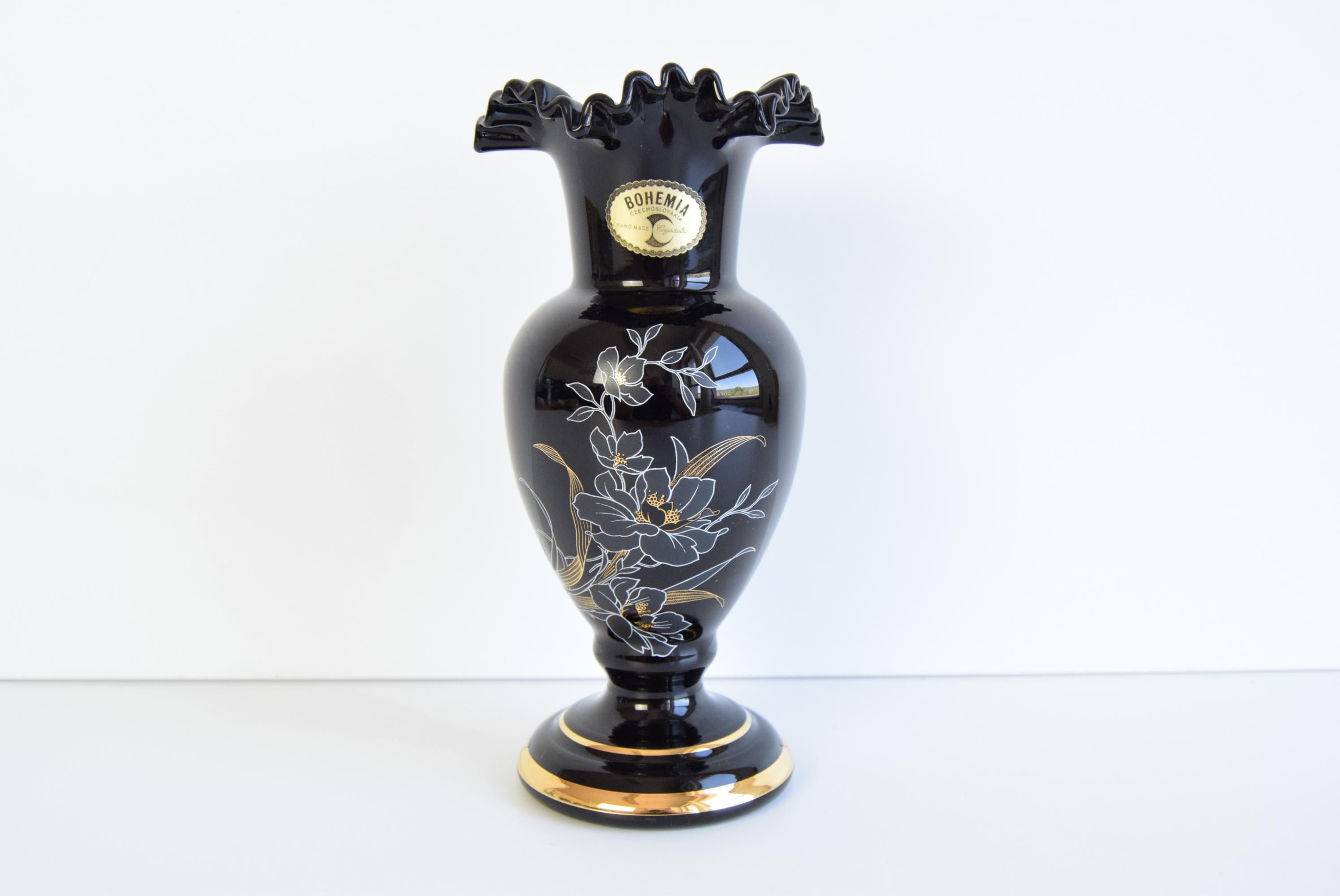 
Realizzato in Cecoslovacchia in vetro artistico
Il vaso è leggermente graffiato sul retro
Condizioni originali
