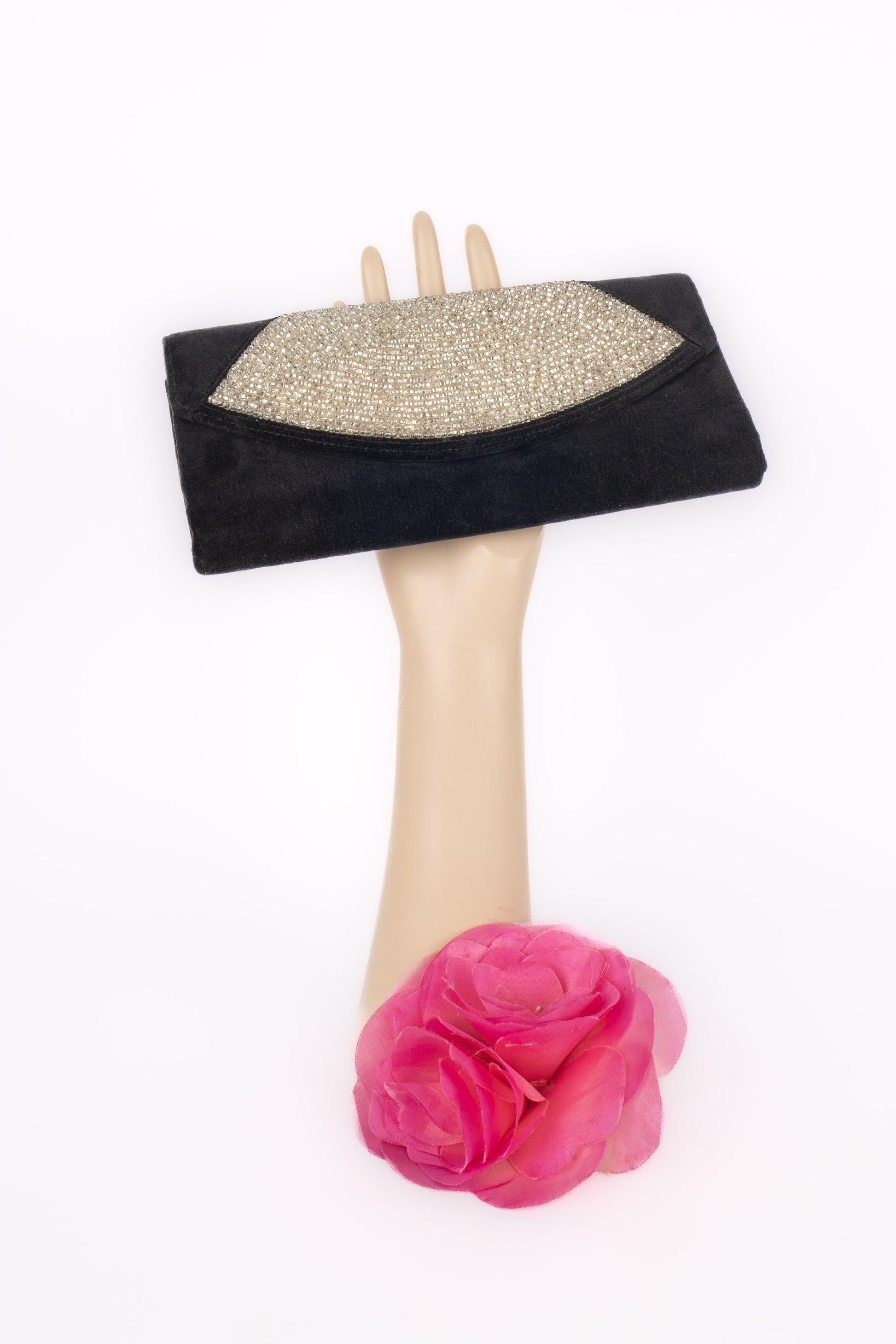 Pochette in velluto nero ricamata con perle.

Informazioni aggiuntive:
Condizioni: Ottime condizioni
Dimensioni: Lunghezza: 20 cm - Altezza: 10 cm - Profondità: 2 cm

Riferimento del venditore: S298
