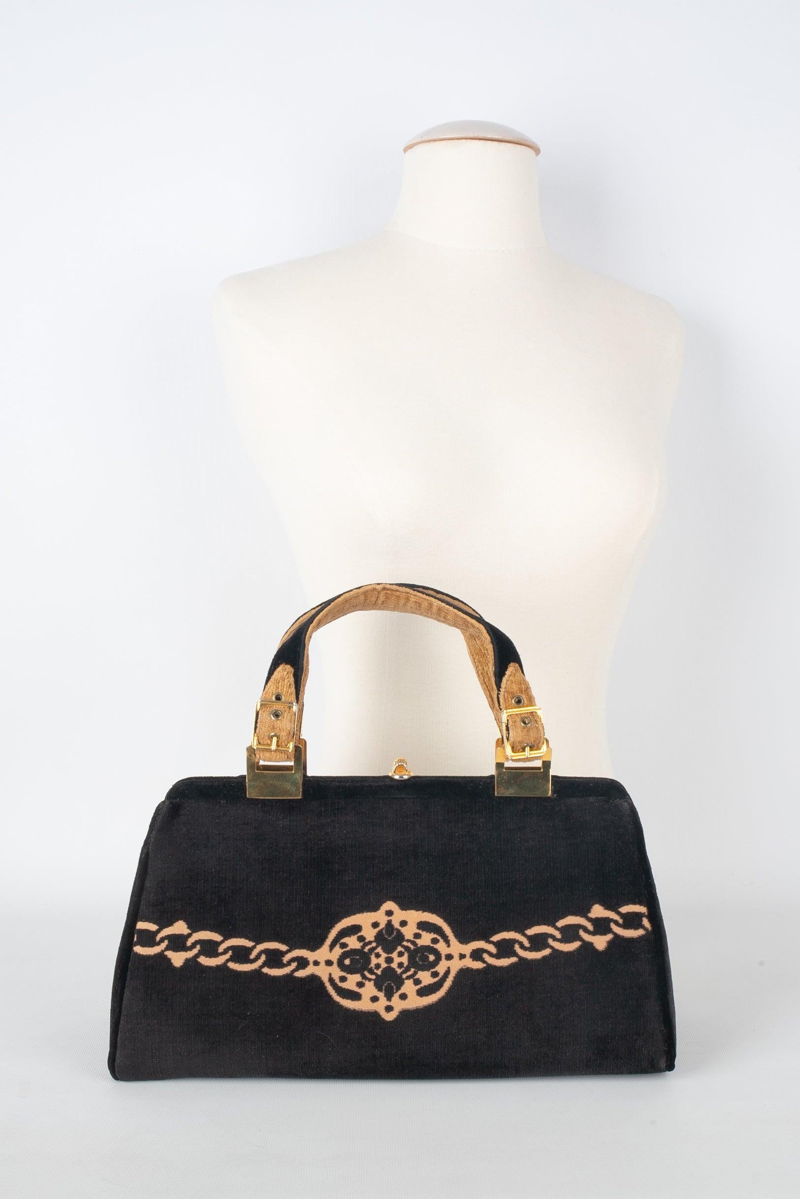 Vintage black velvet handbag. Beige suede interior and golden metal elements.

Additional information:
Condition: Very good condition
Dimensions: Length: 28 cm - Height: 16 cm - Depth: 12 cm - Handle: 30 cm

Seller Reference: S295