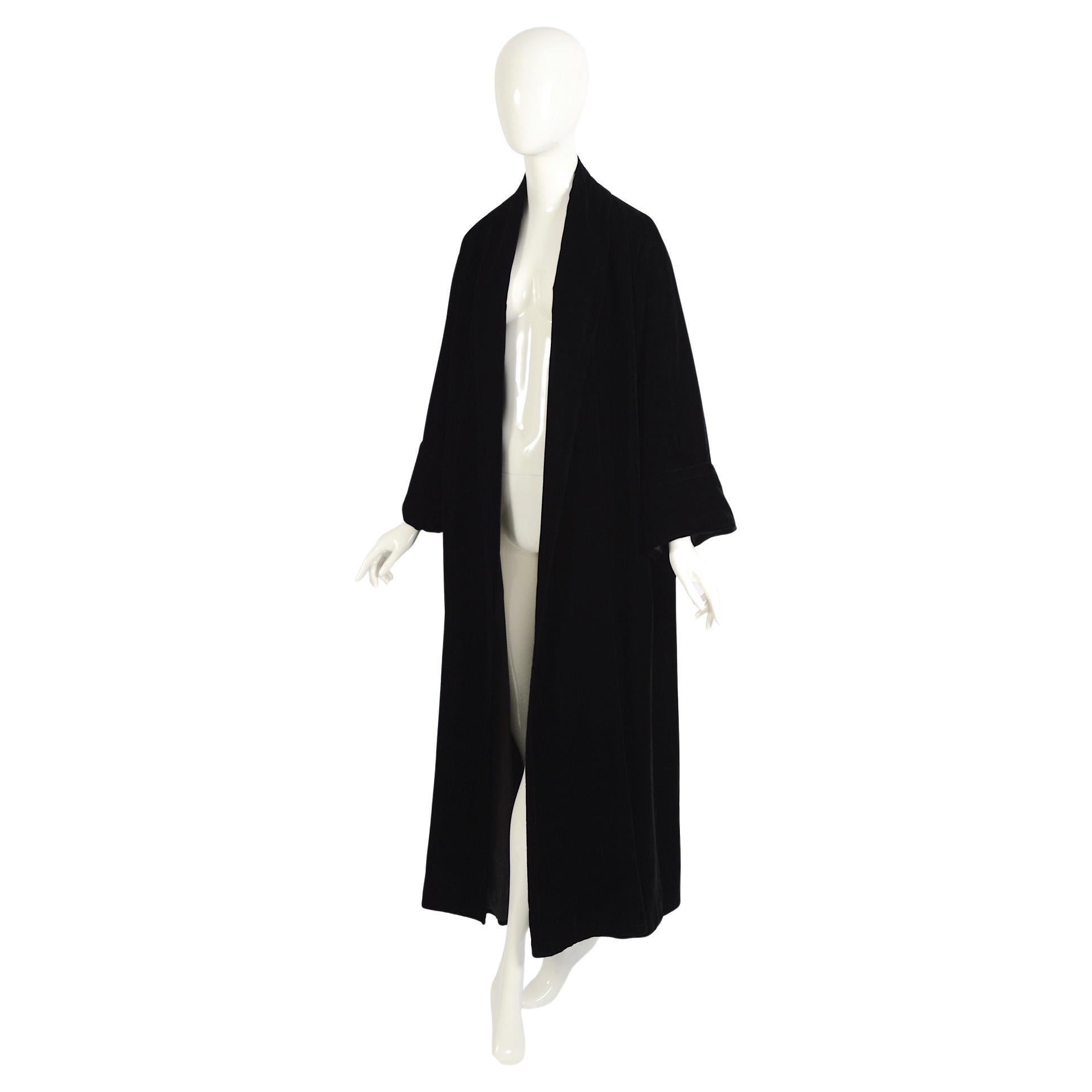 Black Velvet Long Coat by ANVERS (90s Belgian Brand)

This black velvet long coat by 90s Belgian brand ANVERS is a timeless piece. Made from a velvet-viscose blend, it features an oversized, opera coat style with no buttons or closures. It has side