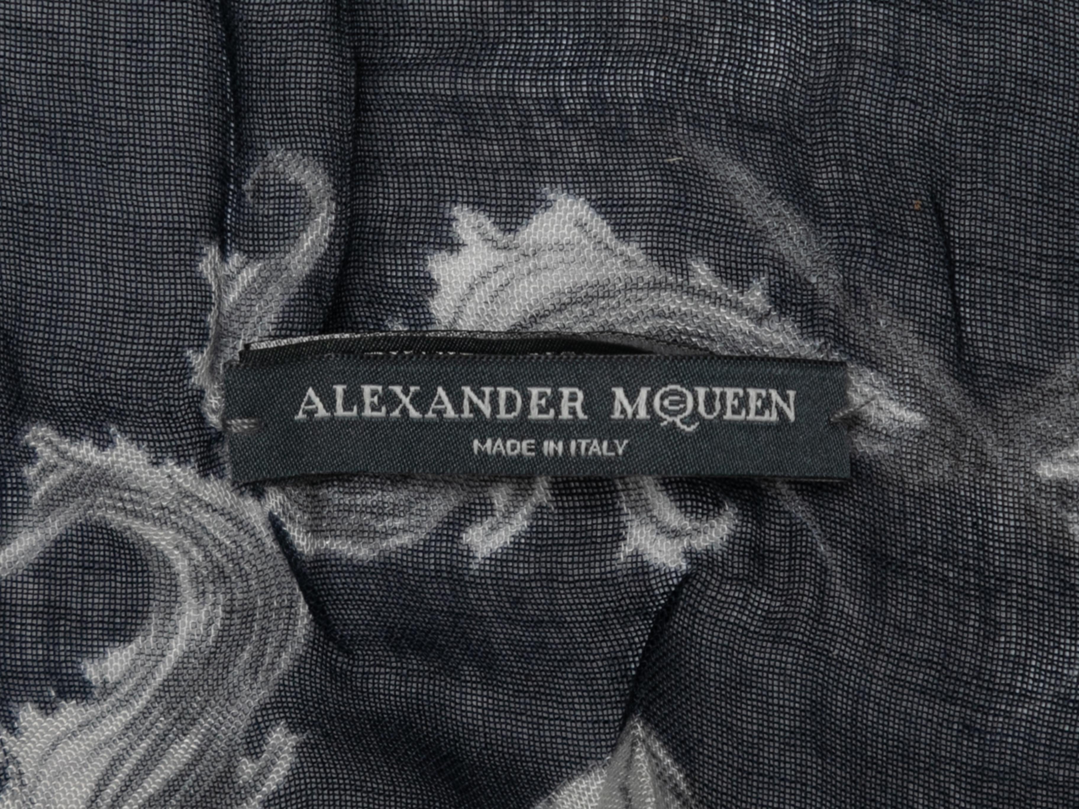 Foulard vintage noir et blanc imprimé tête de mort par Alexander McQueen. Largeur 54
