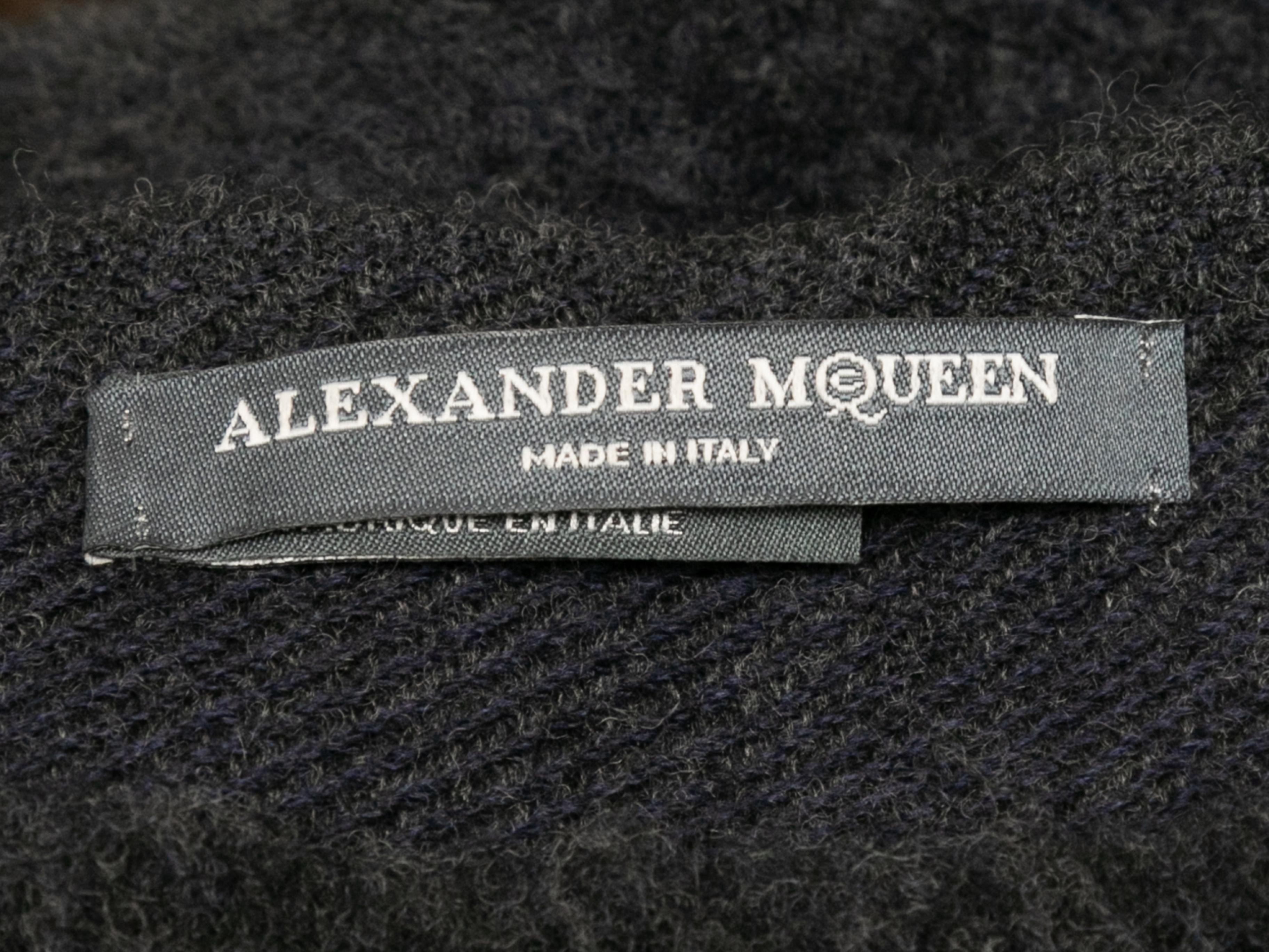 Vintage-Schal mit schwarzem und weißem Totenkopfmuster von Alexander McQueen. 54
