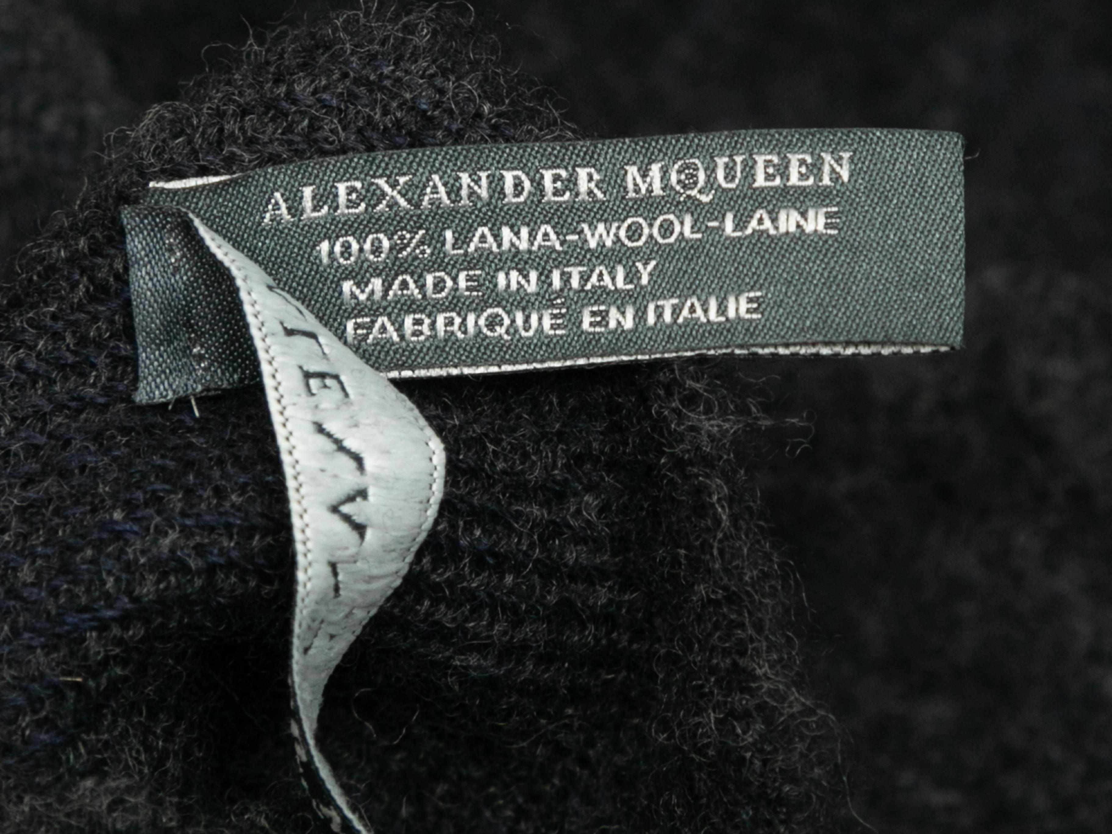 Schwarz-weißer Alexander McQueen-Schal mit Totenkopfdruck in Schwarz & Weiß im Zustand „Gut“ im Angebot in New York, NY