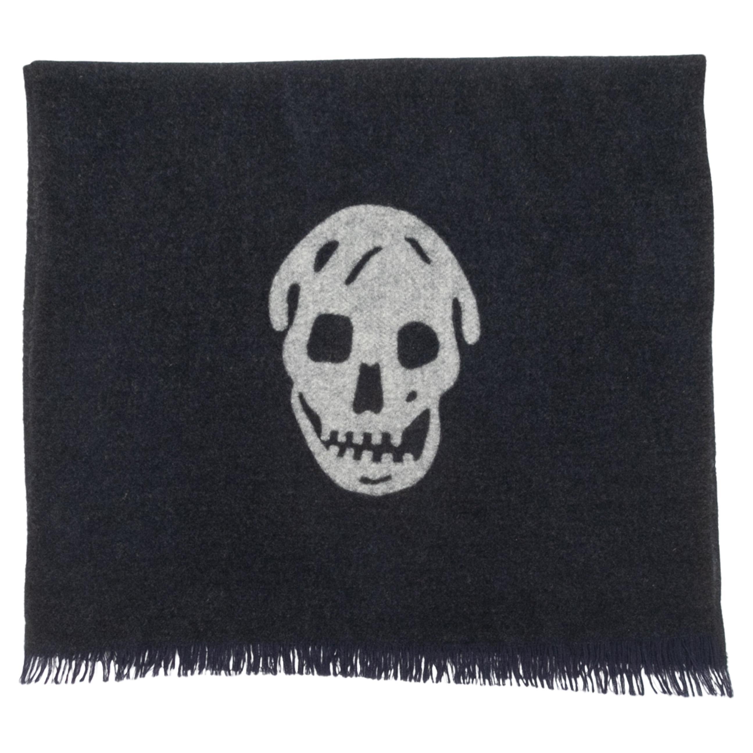 Schwarz-weißer Alexander McQueen-Schal mit Totenkopfdruck in Schwarz & Weiß im Angebot