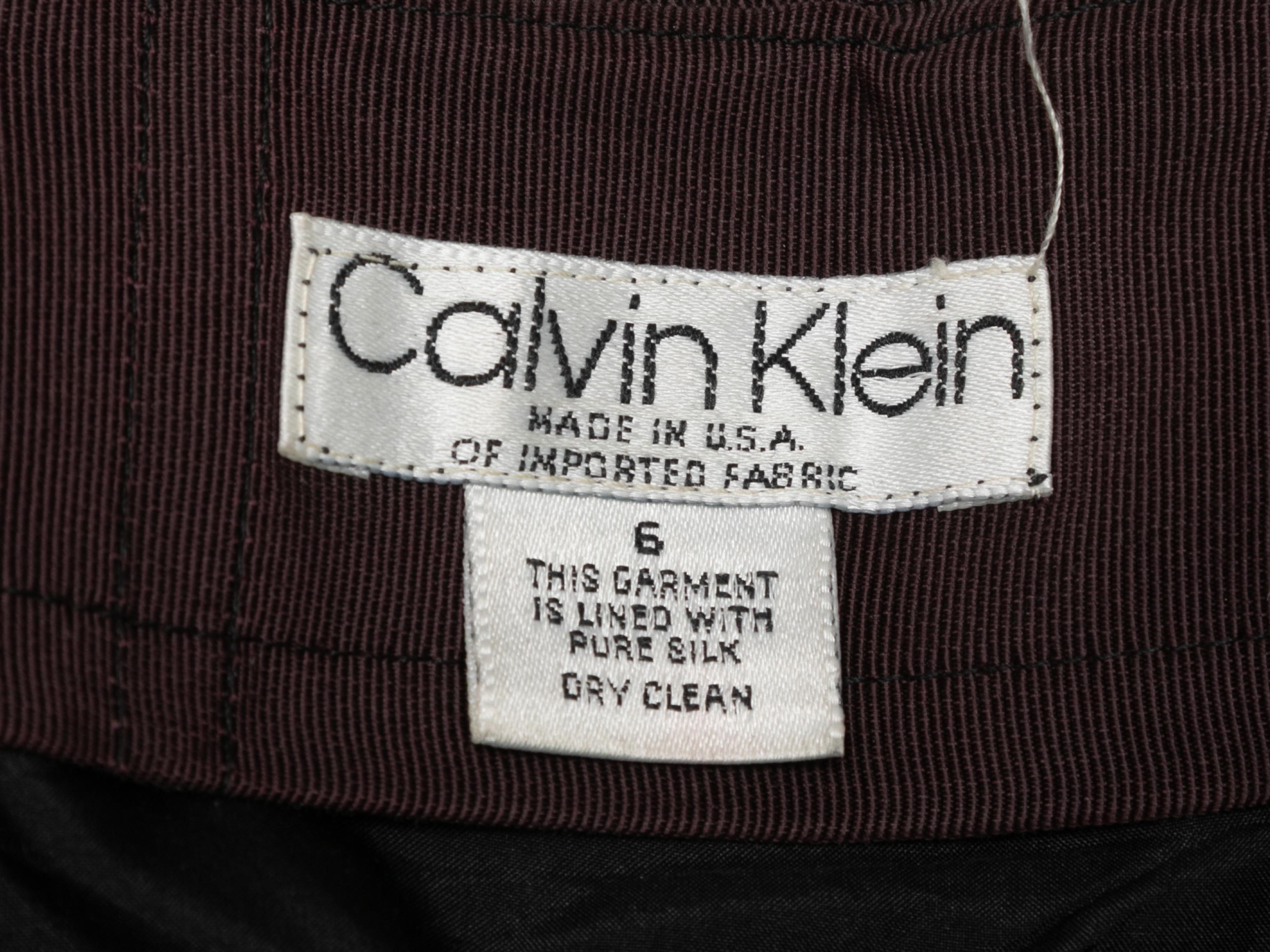 Jupe vintage en laine à chevrons noirs et blancs de Calvin Klein. Fermeture sur le côté. Taille 27