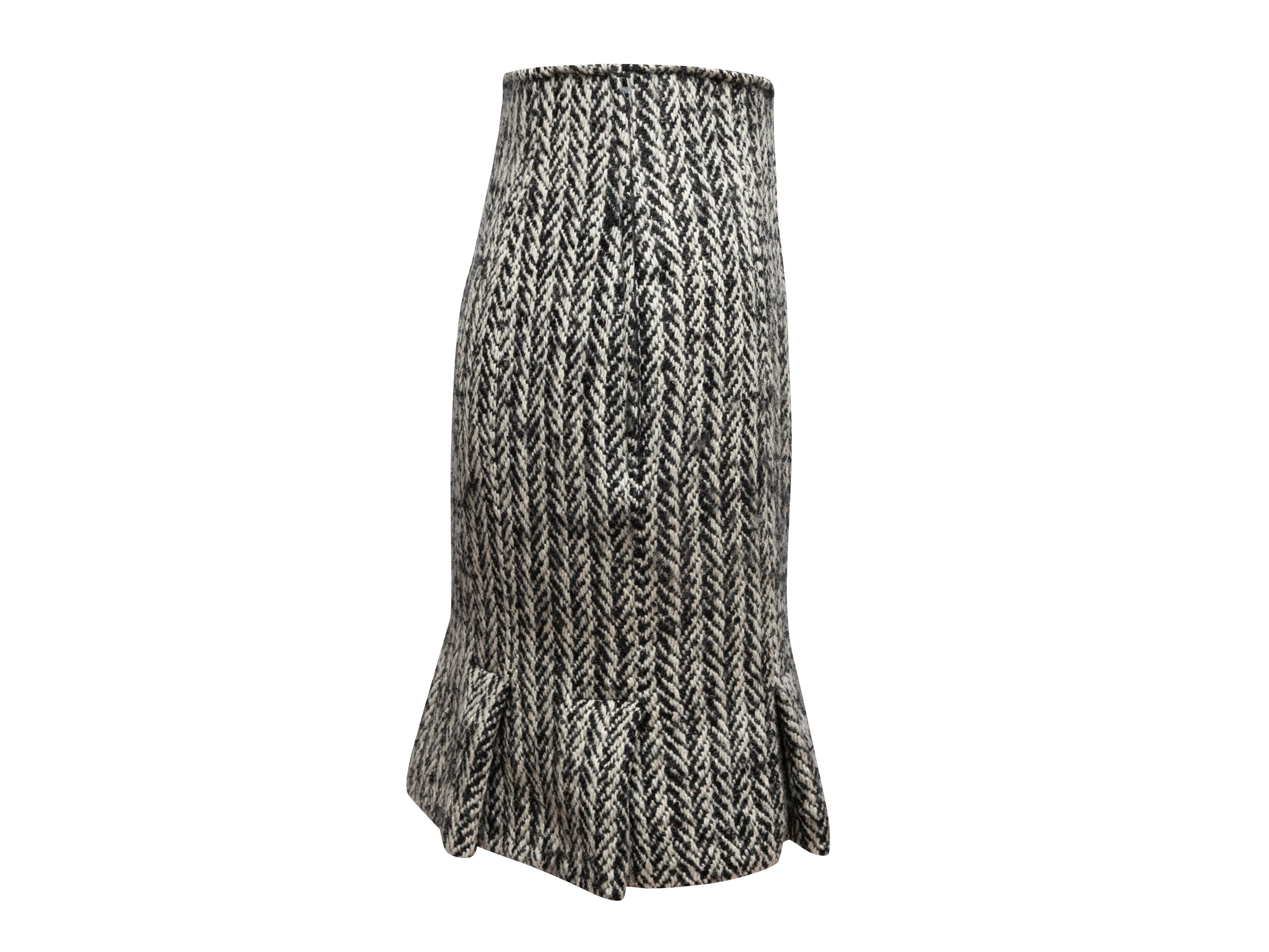 Vintage Black & White Calvin Klein Herringbone Wool Skirt Size US 6 In Good Condition For Sale In New York, NY