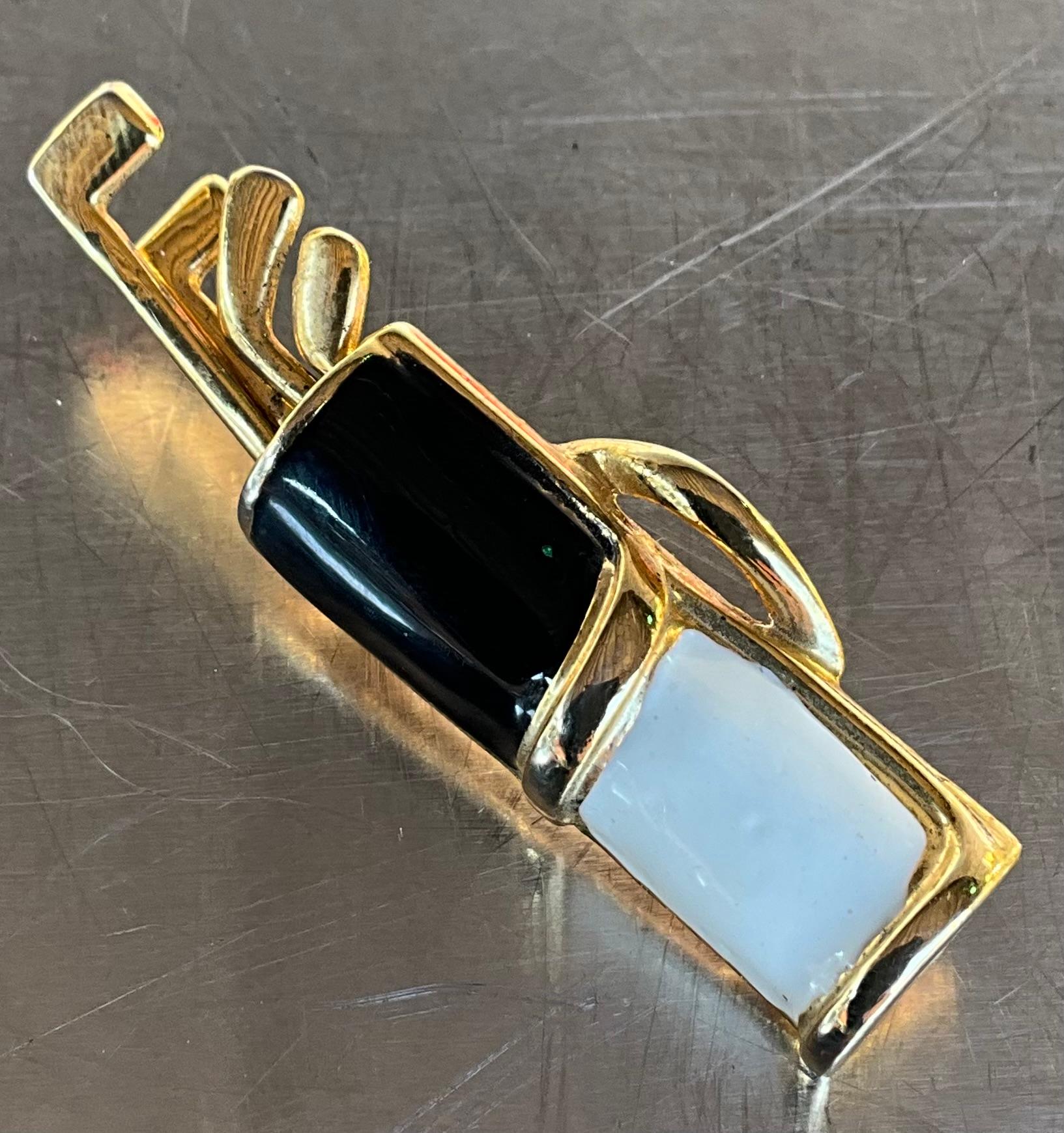 Vintage Black/White Enamel Golf Bag Brooch In Good Condition For Sale In Lake Worth Beach, FL