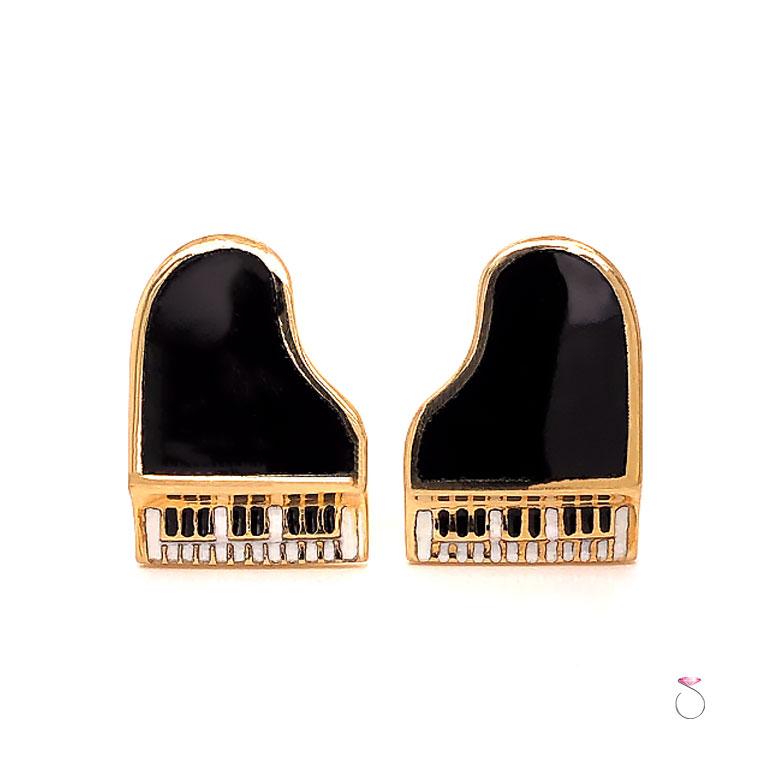 Unique vintage pair of enameled piano cufflinks in 14k yellow gold. The stunning design of these cufflinks feature two grand piano cufflinks. The cufflinks are enameled in black and white with beautiful details and high gloss. These cufflinks are