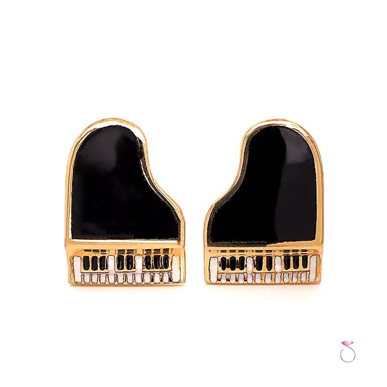 Paire unique de boutons de manchette vintage en or jaune 14k, en forme de piano émaillé. Le design étonnant de ces boutons de manchette présente deux boutons de manchette en forme de piano à queue. Les boutons de manchette sont émaillés en noir et