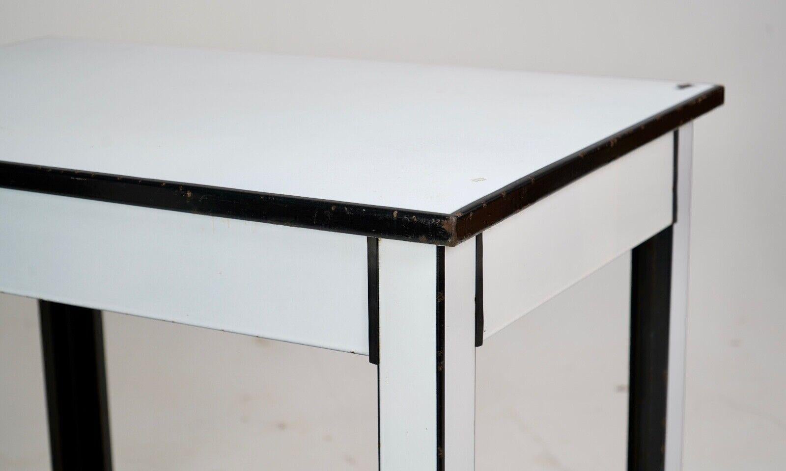 Mesa de cocina esmaltada de los años 50, con tablero y patas esmaltados con ribete negro. 
Lo más probable es que se utilizara originalmente en un dentista. 

Condición 
Por favor, eche un vistazo cuidadoso a todas nuestras fotos y tenga en cuenta