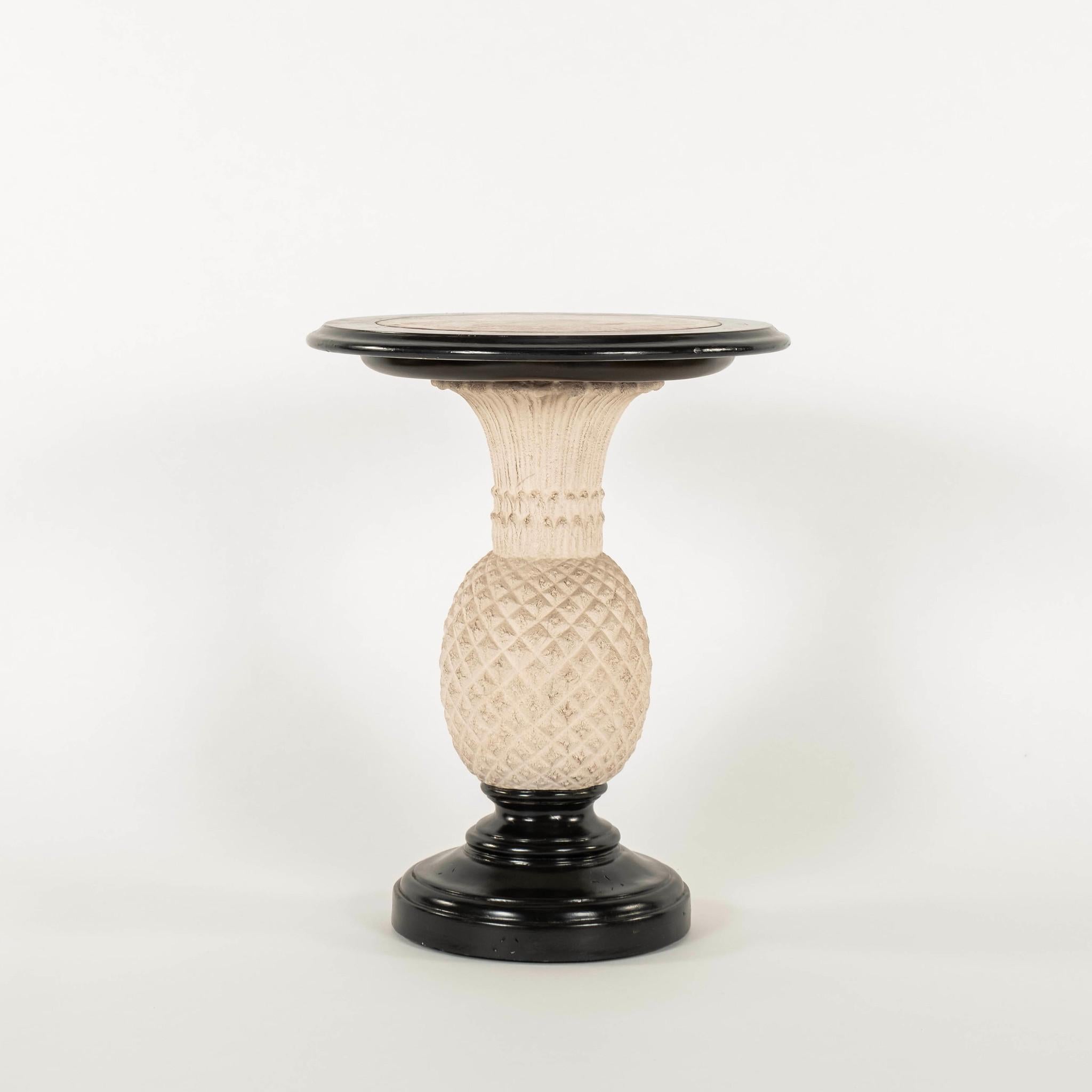 Schwarzer und cremeweißer Ananas-Beistelltisch im Vintage-Stil: Sockel aus Verbundwerkstoff mit einem Fuß und einer Umrandung aus ebonisiertem Holz, komplett mit einer Platte aus Kalkstein. Der Sockel hat die Form einer Ananas.