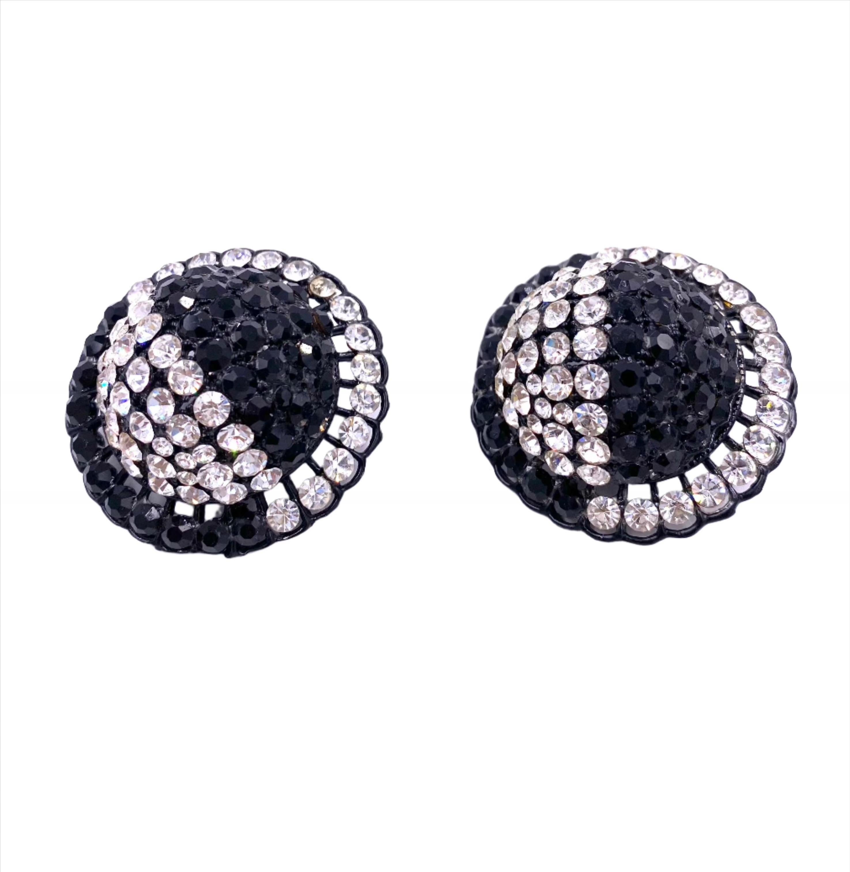 Upgrade your style with our Black/White Round Crystal Clip earrings. These stunning round earrings feature two-tone colors and sparkling rhinestones for a luxurious touch. Add elegance and sophistication to any outfit with these exclusive earrings.