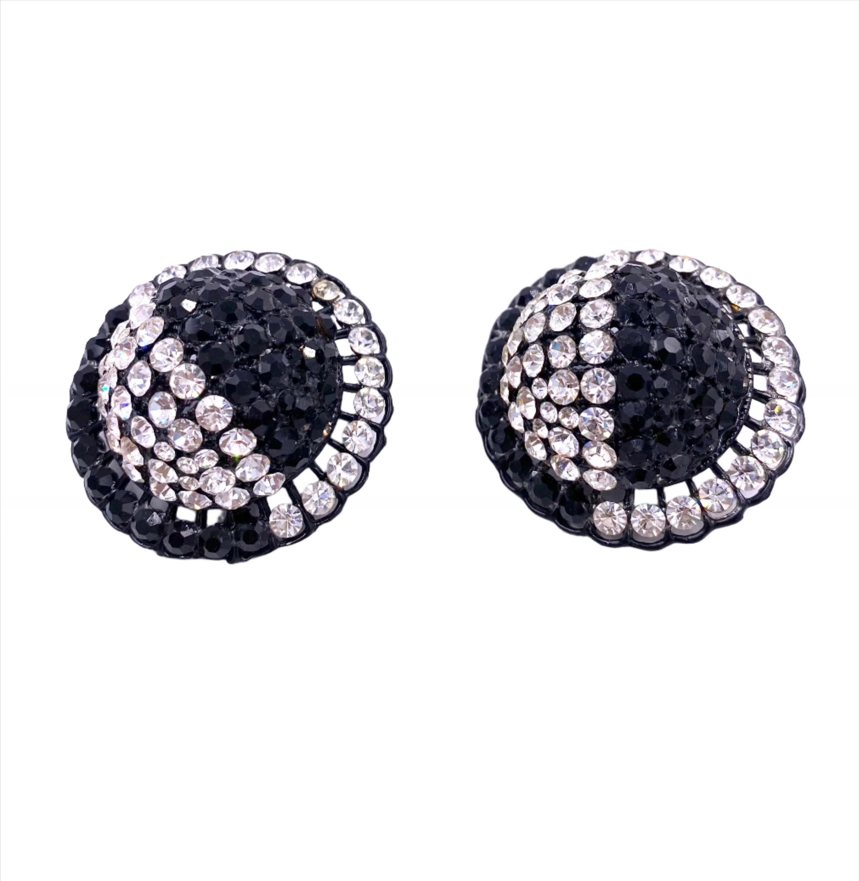 Migliora il tuo stile con i nostri orecchini a clip in cristallo tondo bianco/nero. Questi splendidi orecchini rotondi presentano colori bicolore e strass scintillanti per un tocco di lusso. Aggiungi eleganza e raffinatezza a qualsiasi outfit con