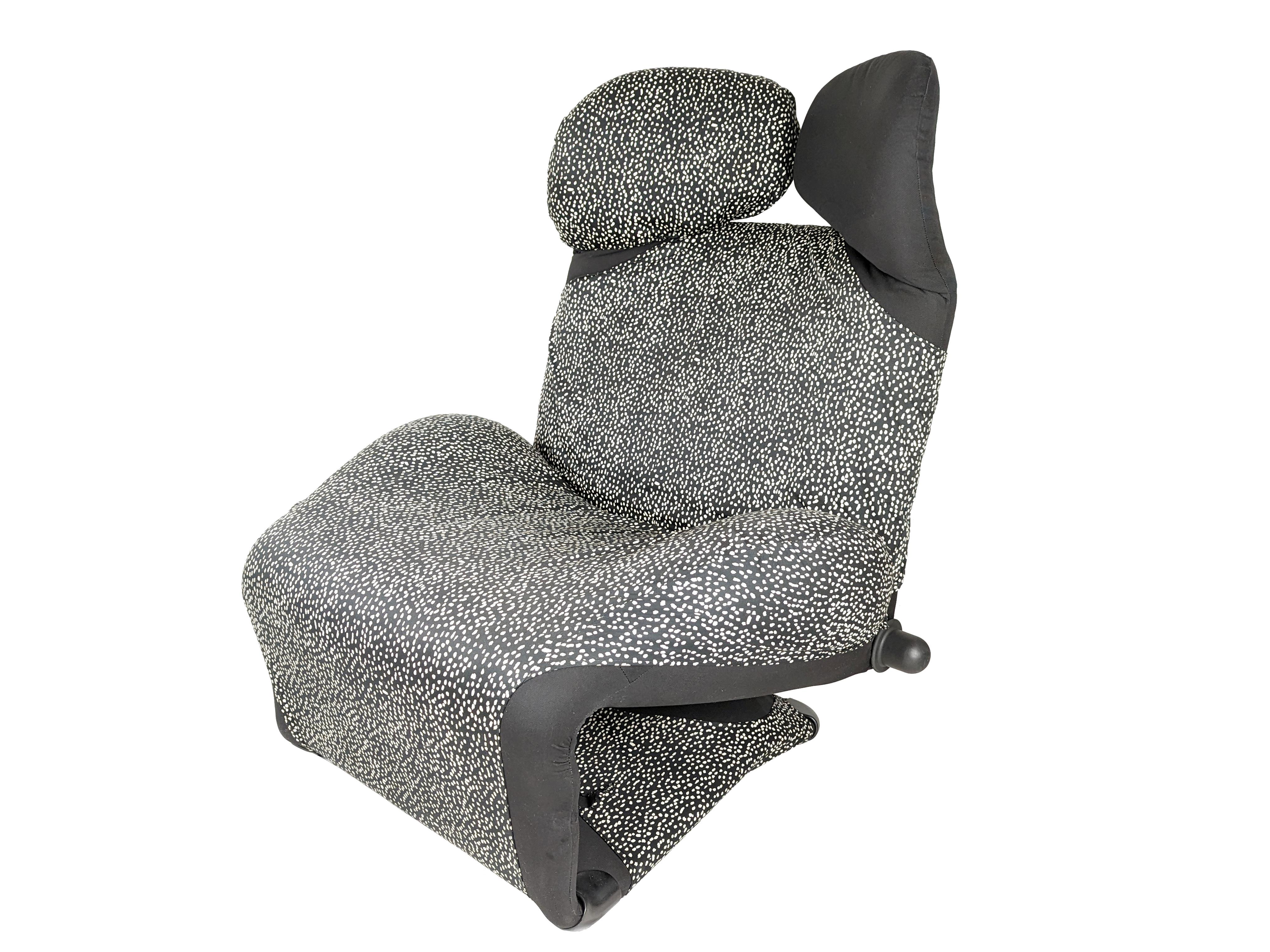 This versatile lounge chair is made of a steel frame, padding and foam. It feautures two side knobs in order to adjust the back; the headrest is divided in two parts, each with an independent reclining position. It is possible to change the armchair