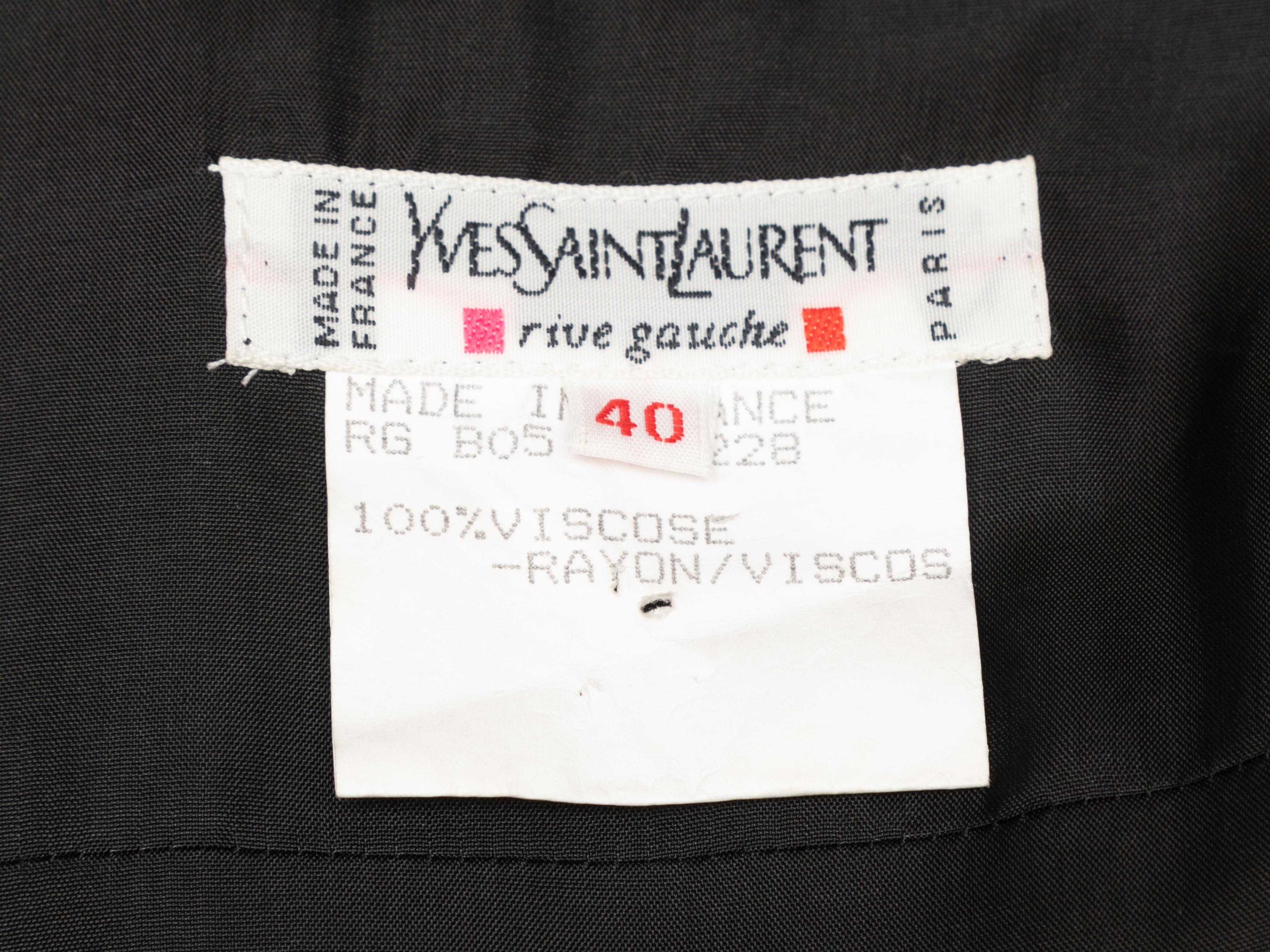 Robe vintage à manches courtes imprimée de fleurs noires et blanches, Yves Saint Laurent. Col en V. Col pointu. Fermeture par boutons au centre du devant. Taille 40. Poitrine 39