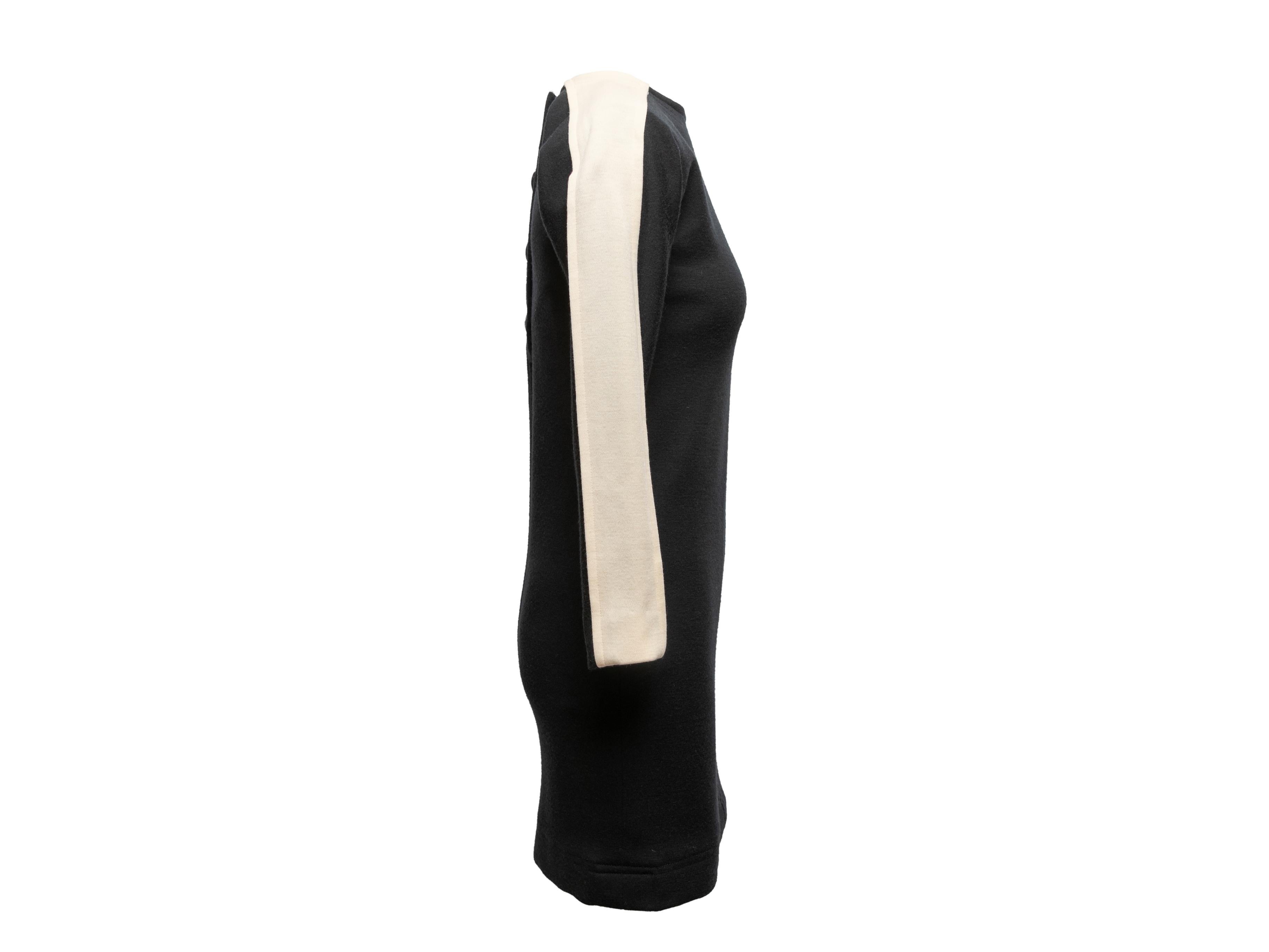Robe vintage en laine noir et blanc de Yves Saint Laurent. Col ras du cou. Manches longues. Fermeture à boutons sur la nuque. Poitrine 34