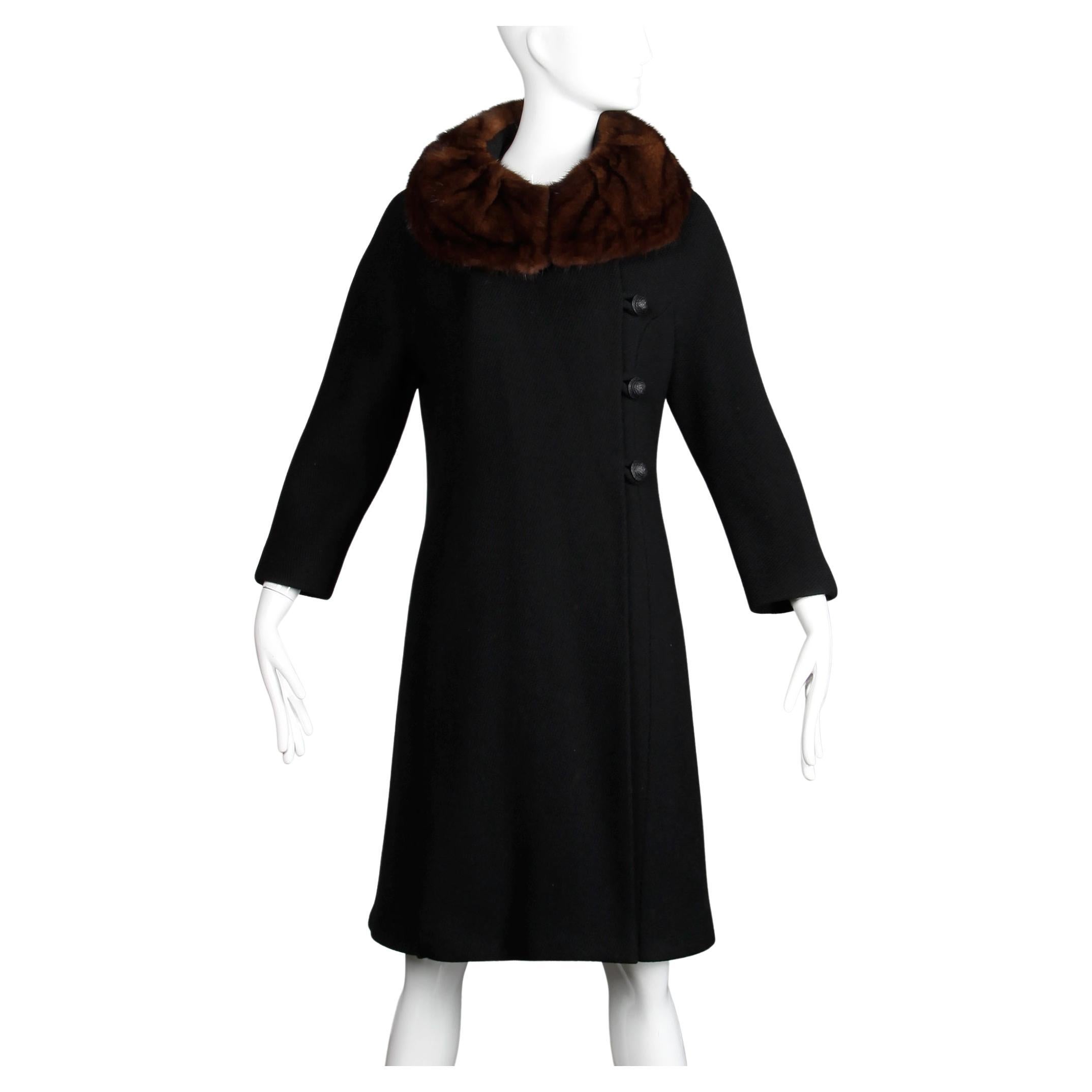 Manteau asymétrique vintage en laine noire avec col en fourrure de vison marron, années 1960  en vente