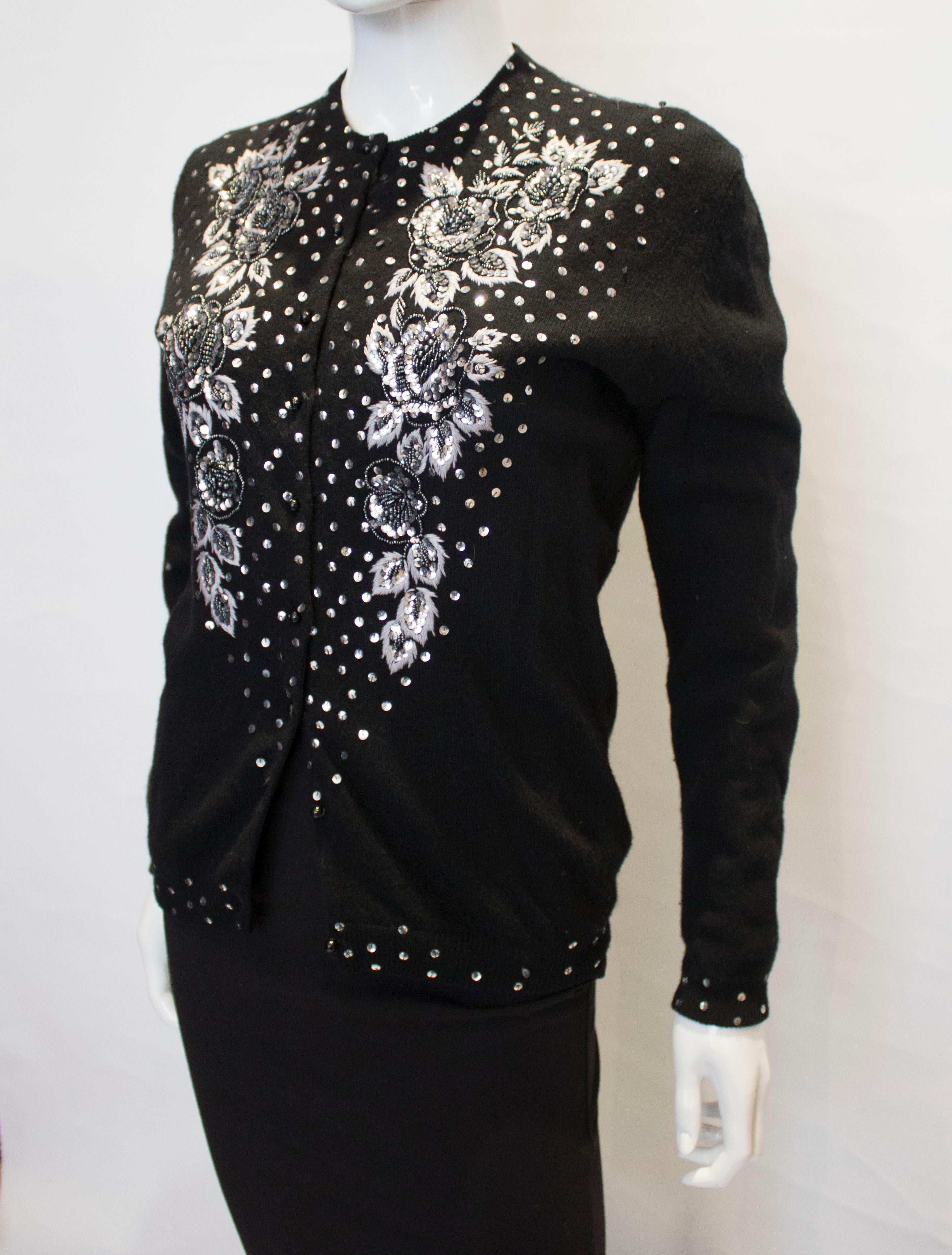 Schwarze Vintage-Strickjacke aus Wolle mit wunderschönen Perlen, Pailletten und Perlen-Details. im Zustand „Gut“ im Angebot in London, GB