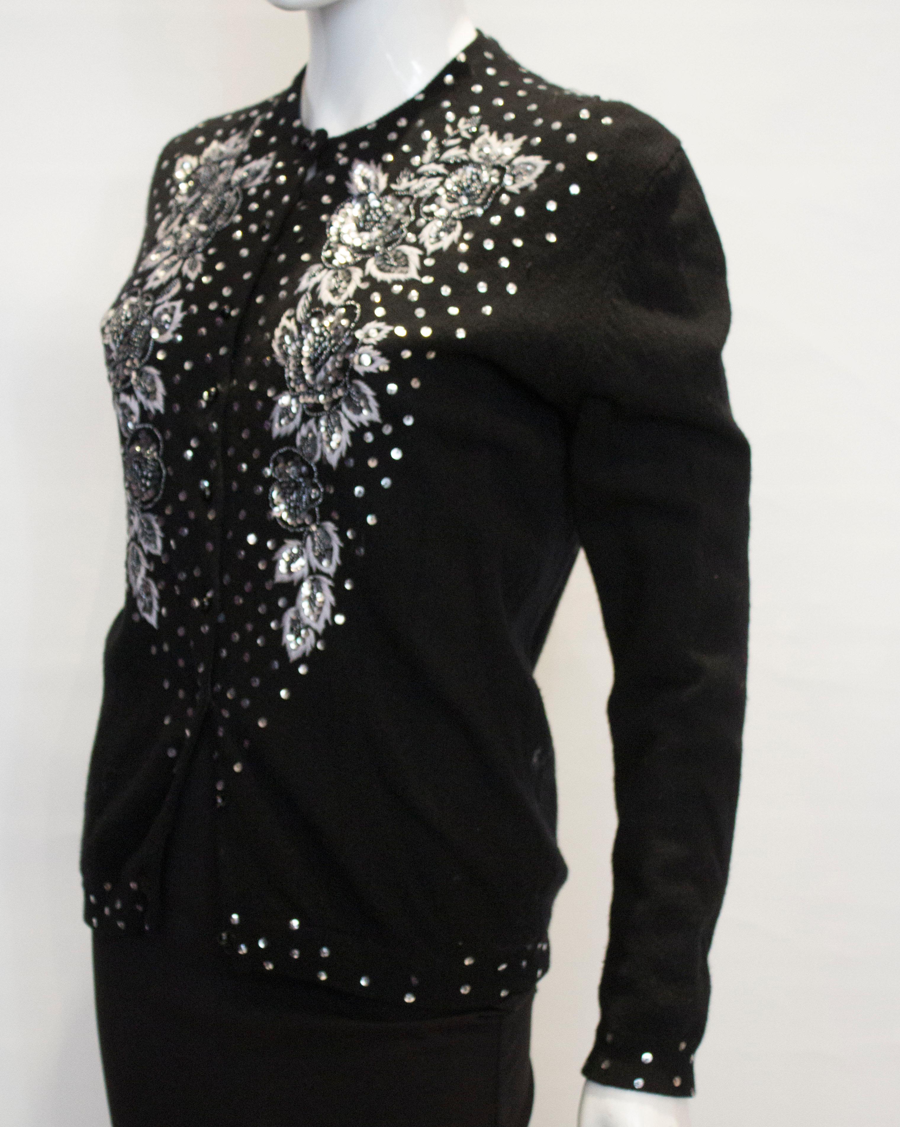 Schwarze Vintage-Strickjacke aus Wolle mit wunderschönen Perlen, Pailletten und Perlen-Details. im Angebot 1