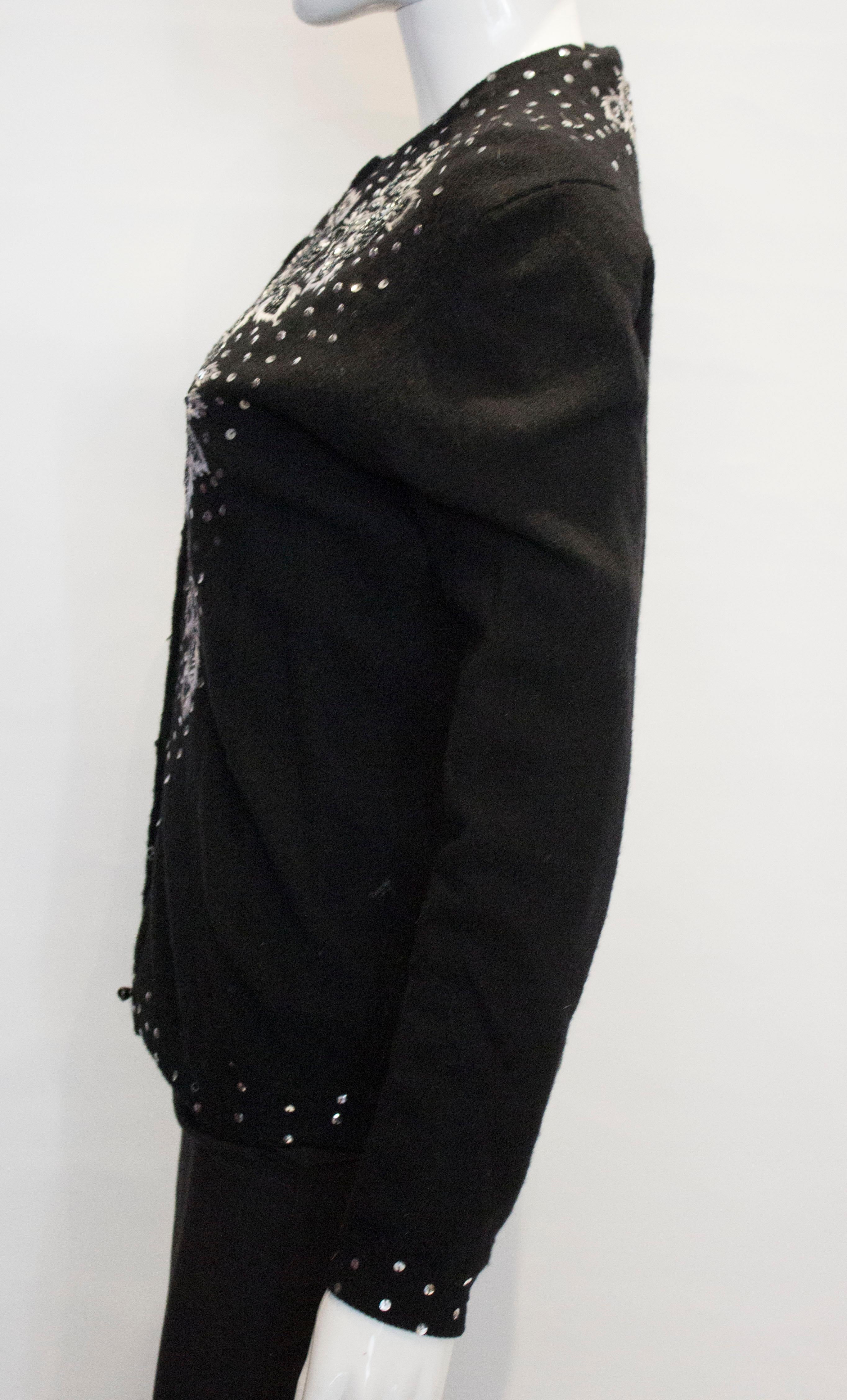 Schwarze Vintage-Strickjacke aus Wolle mit wunderschönen Perlen, Pailletten und Perlen-Details. im Angebot 3