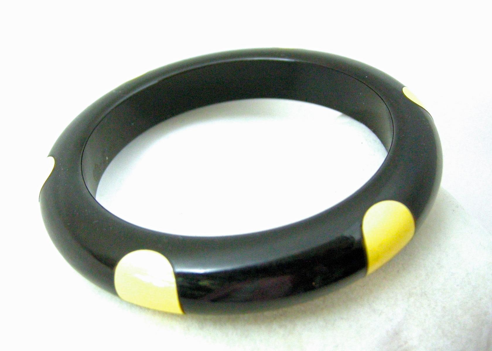 Vintage Black & Yellow ‘Dot’ Bakelite Bangle Bracelet In Good Condition For Sale In New York, NY