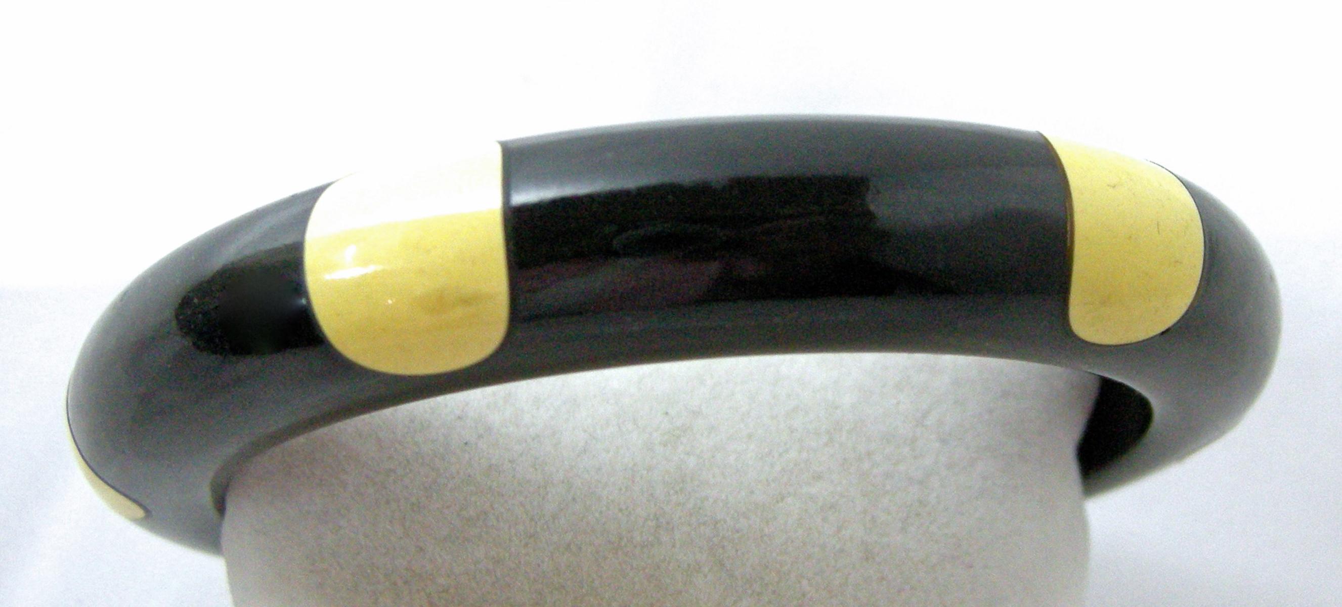 Vintage Black & Yellow ‘Dot’ Bakelite Bangle Bracelet For Sale 1