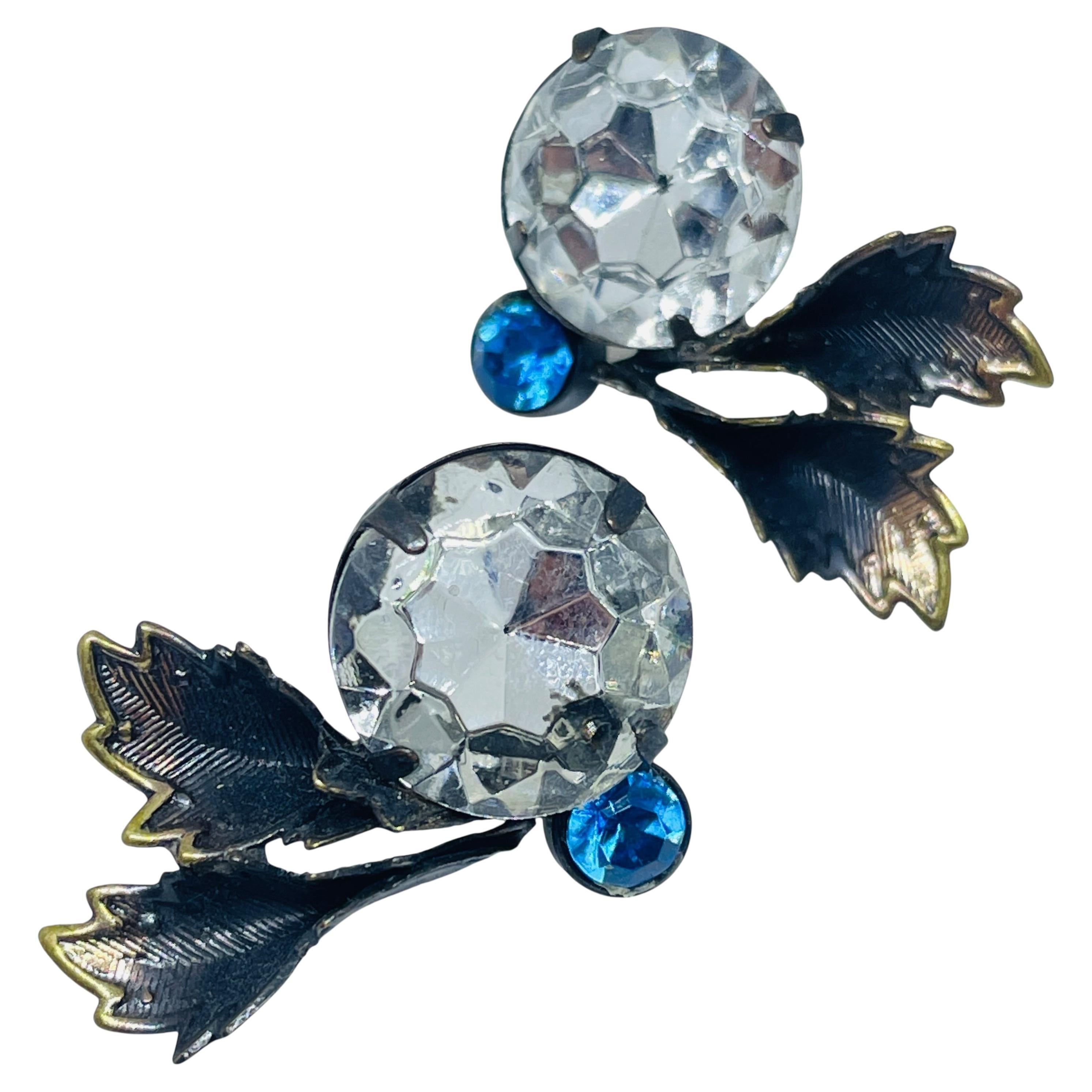 Orecchini a buco in vetro blu chiaro annerito d
epoca in vendita