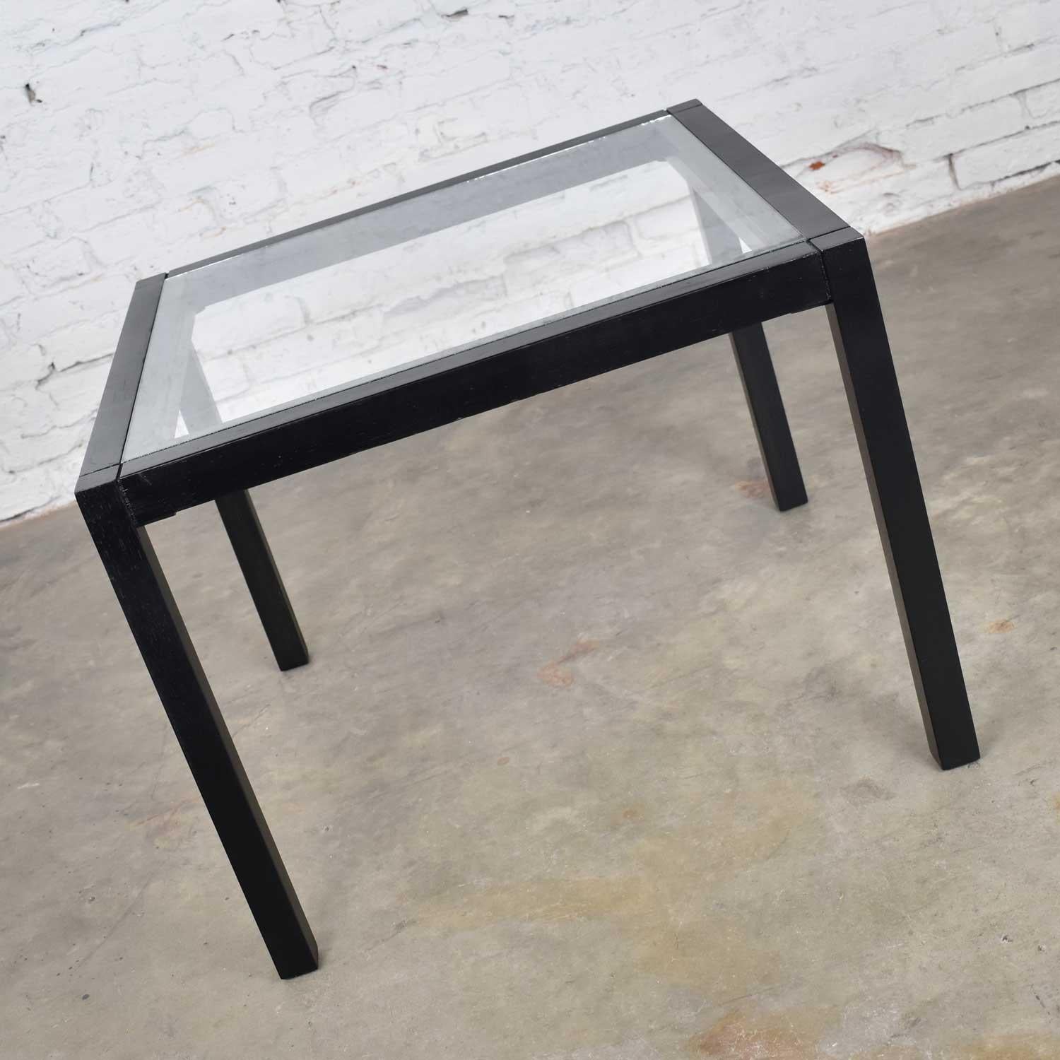 Preciosa mesa auxiliar cuadrada Parsons vintage de roble ennegrecido con tapa de cristal. Está en un bonito estado vintage. El armazón se ha repintado con un tinte de cuero negro a base de aceite y tiene una capa transparente de poliuretano. La