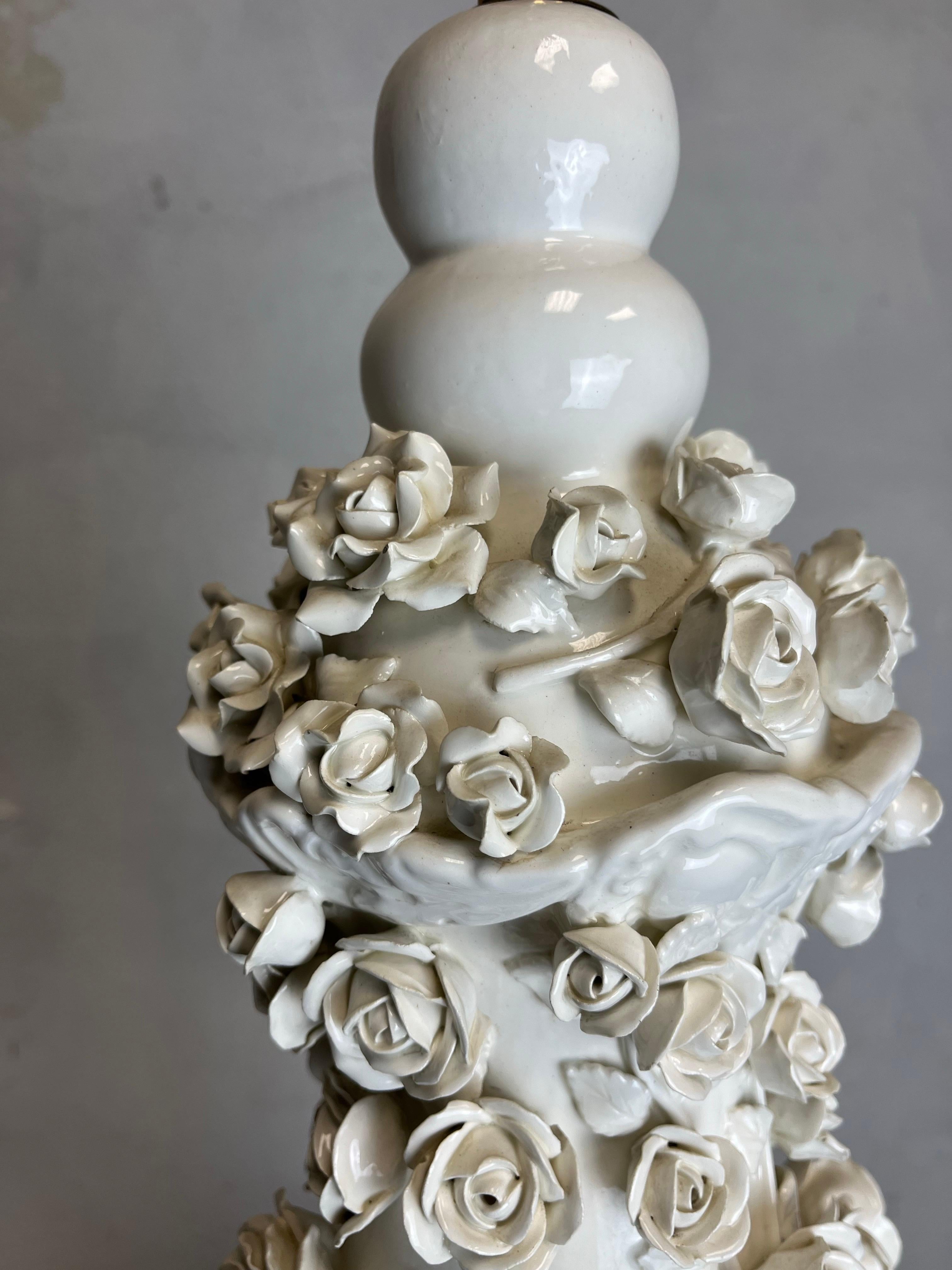 Porcellana Lampada floreale Blanc De Chine d'epoca in vendita