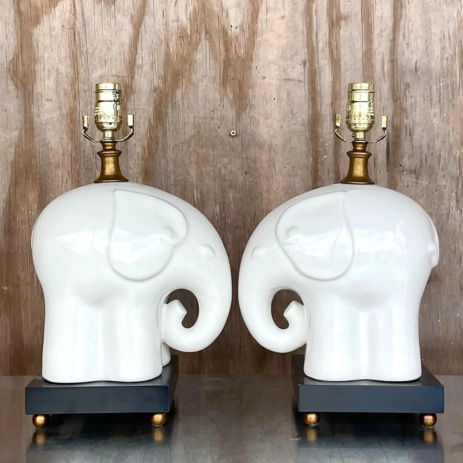 Nord-américain Paire de lampes éléphants vintage en céramique émaillée blanc de Chine en vente