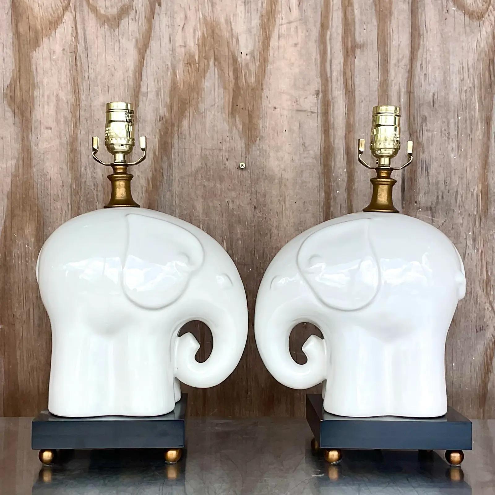 Paire de lampes éléphants vintage en céramique émaillée blanc de Chine Bon état - En vente à west palm beach, FL