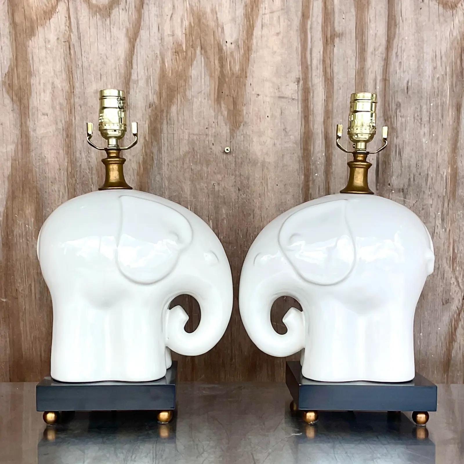 20ième siècle Paire de lampes éléphants vintage en céramique émaillée blanc de Chine en vente