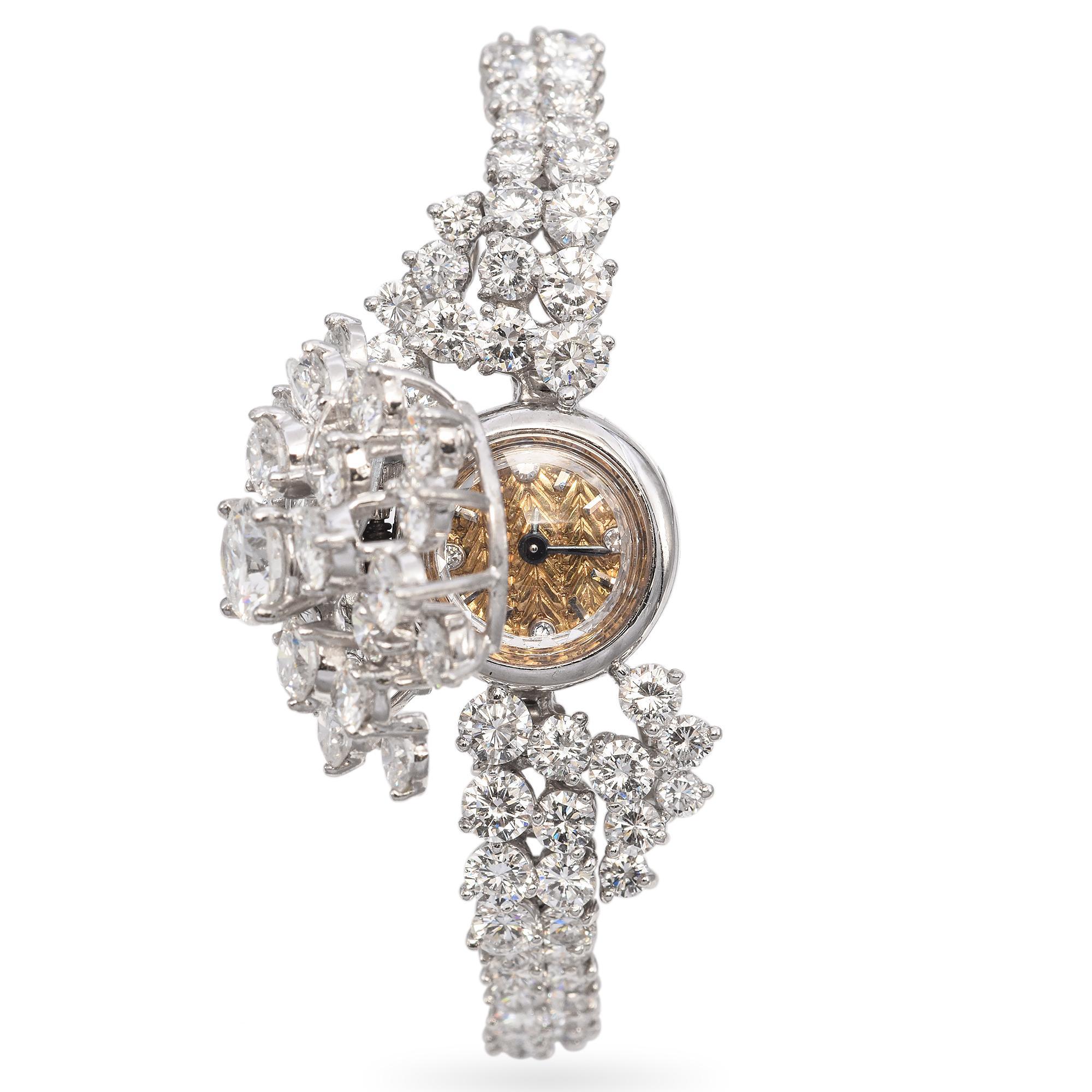 Este exquisito brazalete, un impresionante despliegue de brillo, presenta una fastuosa variedad de diamantes redondos meticulosamente engastados en un cautivador diseño de racimo. Cada diamante brilla con una claridad inigualable, creando una