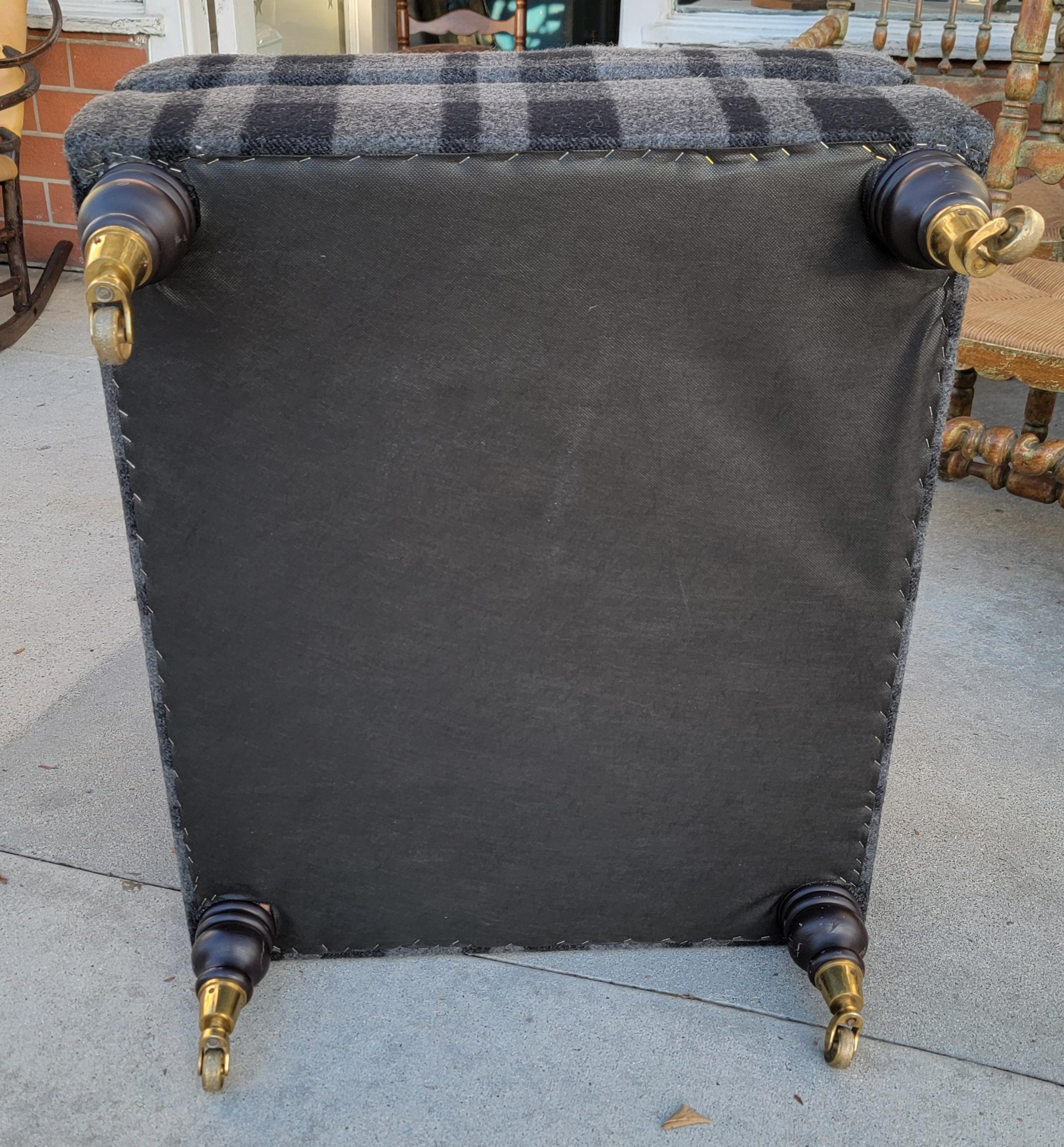 Bellissimo pouf d'epoca ricoperto di coperta Pendleton con gambe in legno di George Smith e rotelle originali in ottone. Grande comodità, quando ci si siede su questo pouf si sprofonda un po', quanto basta per renderlo un'ottima area di seduta. 