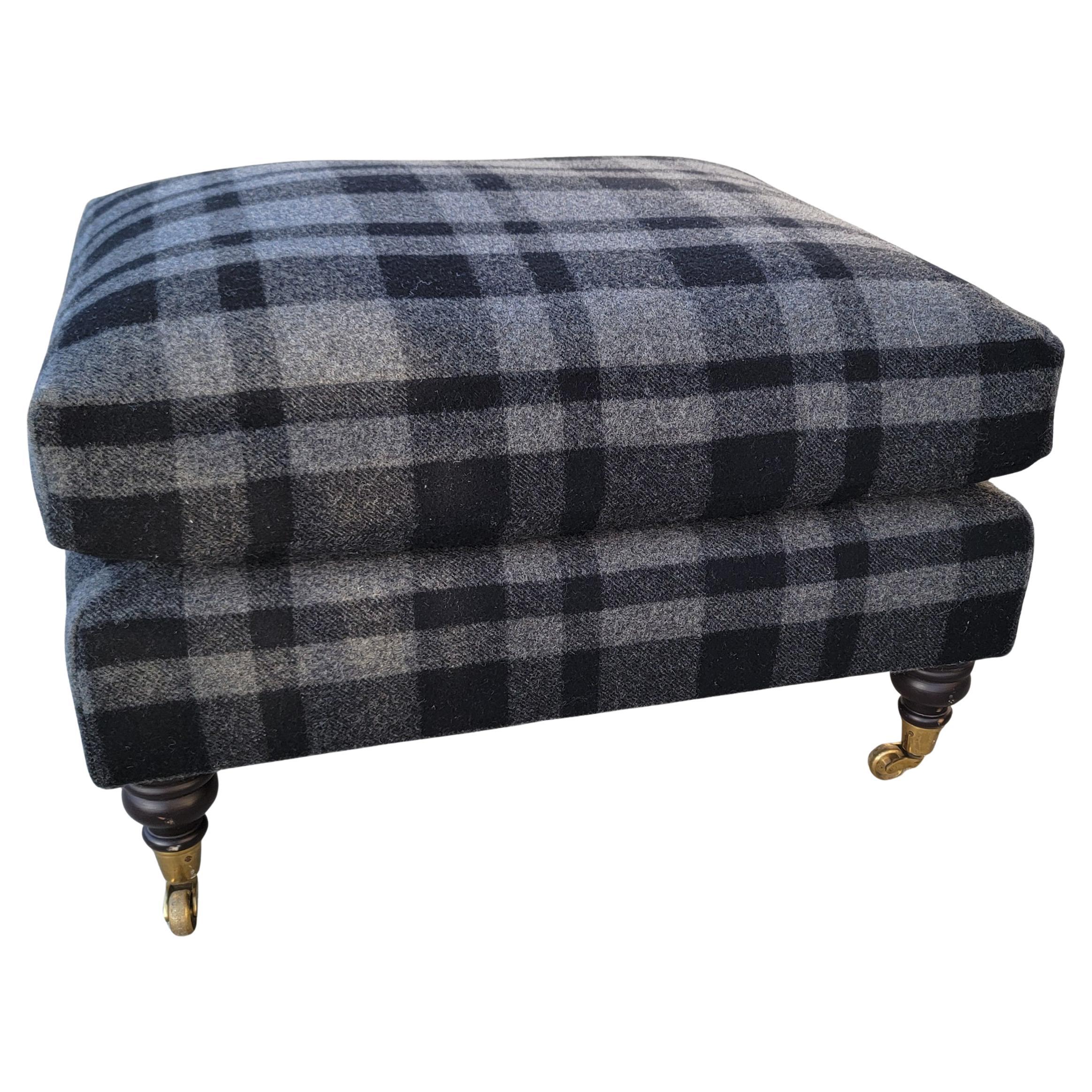 Ottomana rivestita di coperte vintage