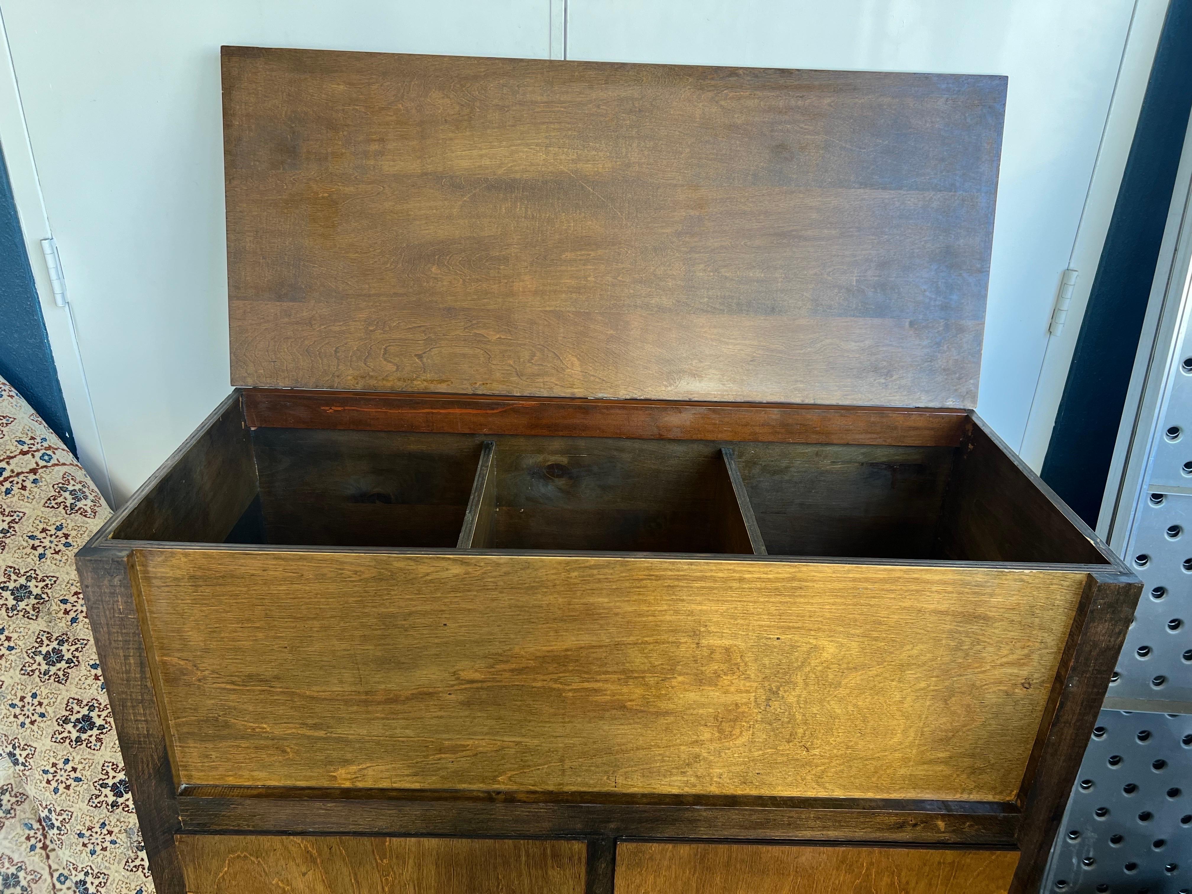 Vintage Blanket Storage Chest With 4 Drawers. In Excellent Condition For Sale In Seattle, WA
