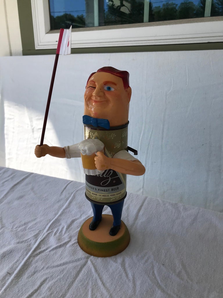 Vintage Blatz Beer collectible advertising figurine. Winking figurine at the 18th hole holding a full mug of beer.
1950s era beer advertising table top or bar top piece. Please confirm dimensions before purchase. This item will parcel ship for $45