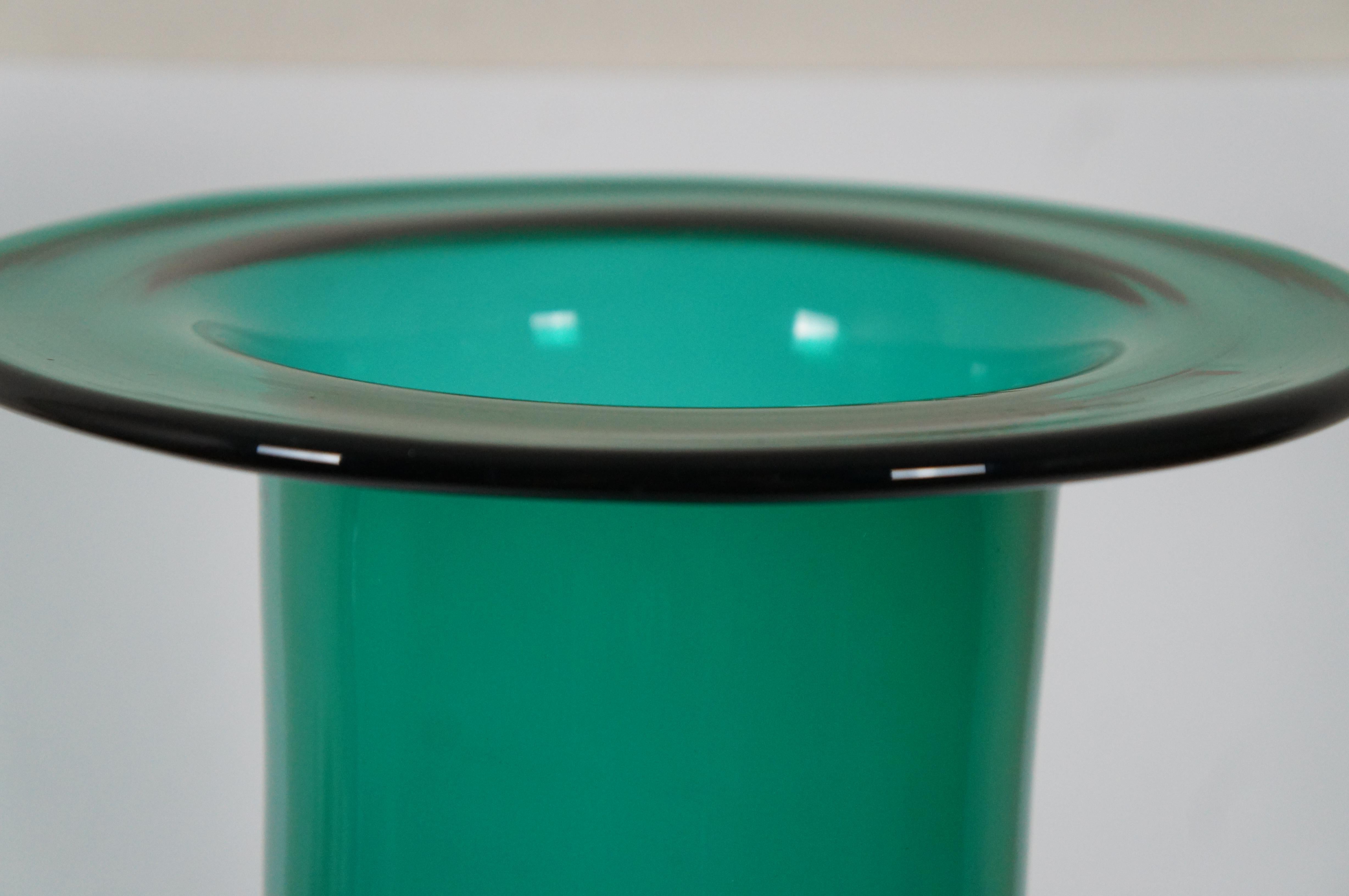 Zylindrische Vintage-Vase von Blenko aus mundgeblasenem Kunstglas in Smaragdgrün und Teal, 20 im Zustand „Gut“ im Angebot in Dayton, OH