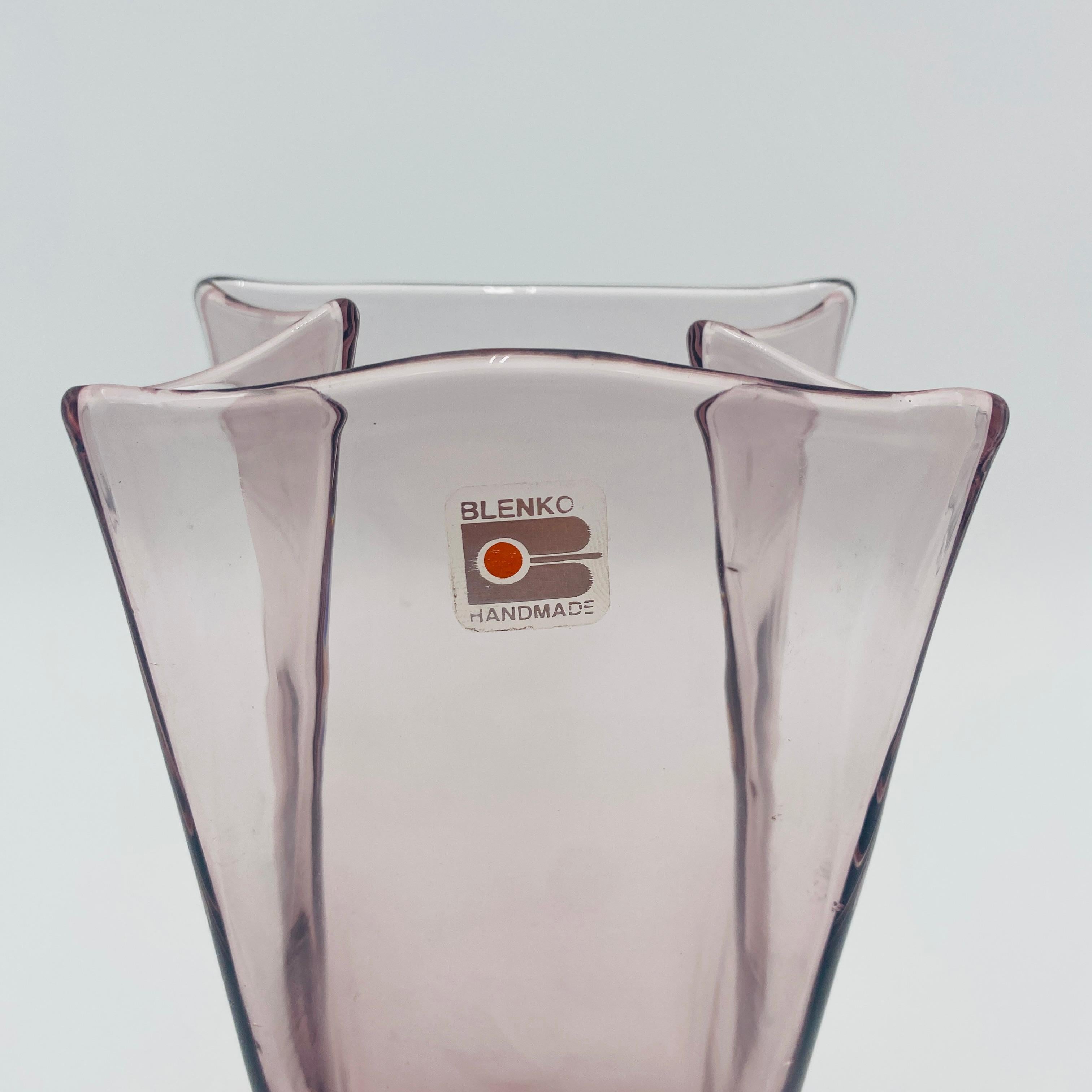 Questo vaso vintage in vetro Blenko 
